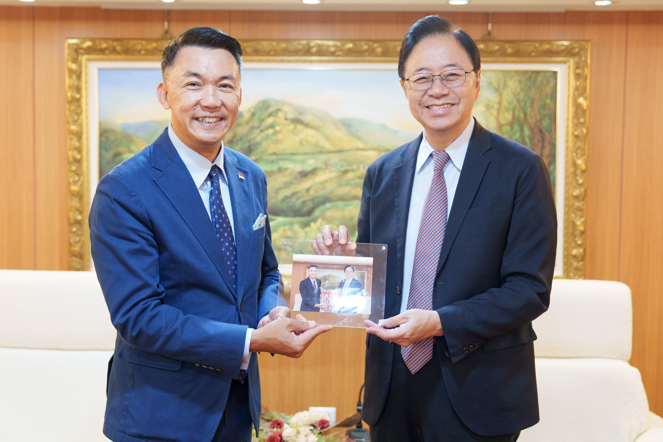 新加坡駐台代表訪桃園 盼深化科技、AI發展及經貿領域合作 新加坡駐台代表訪桃園 盼深化科技、AI發展及經貿領域合作