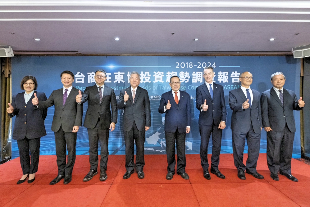 中經院x美商鄧白氏 發表台灣首份台商在東協投資調查報告 中經院x美商鄧白氏 發表台灣首份台商在東協投資調查報告