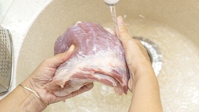 千萬別水洗生肉！醫示警水柱助菌噴發 恐致嚴重敗血症風險升高