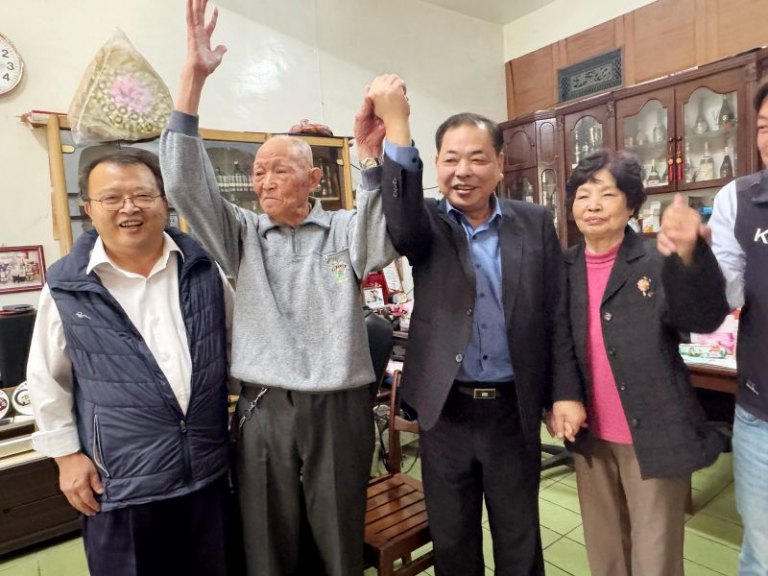 國民黨新竹縣黨部主委陳見賢前往芎林鄉頒發晉齡黨員獎狀　致敬鄭煥松老師「70 年黨齡」一生奉獻