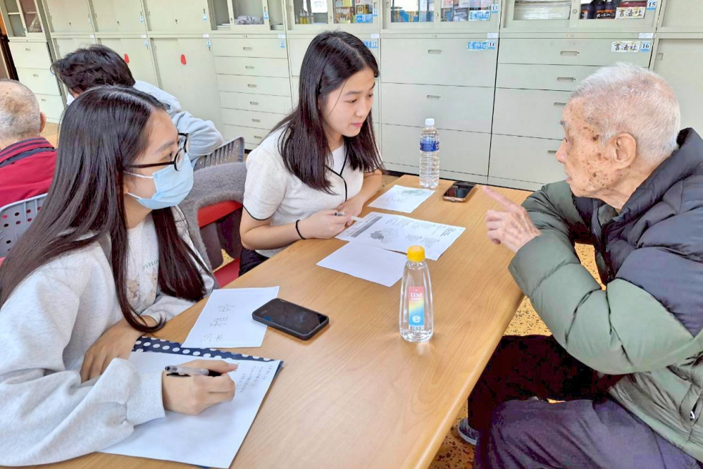 將軍與總統府侍衛話當年 台大小獅子赴八德榮家挖掘「活歷史」 將軍與總統府侍衛話當年 台大小獅子赴八德榮家挖掘「活歷史」