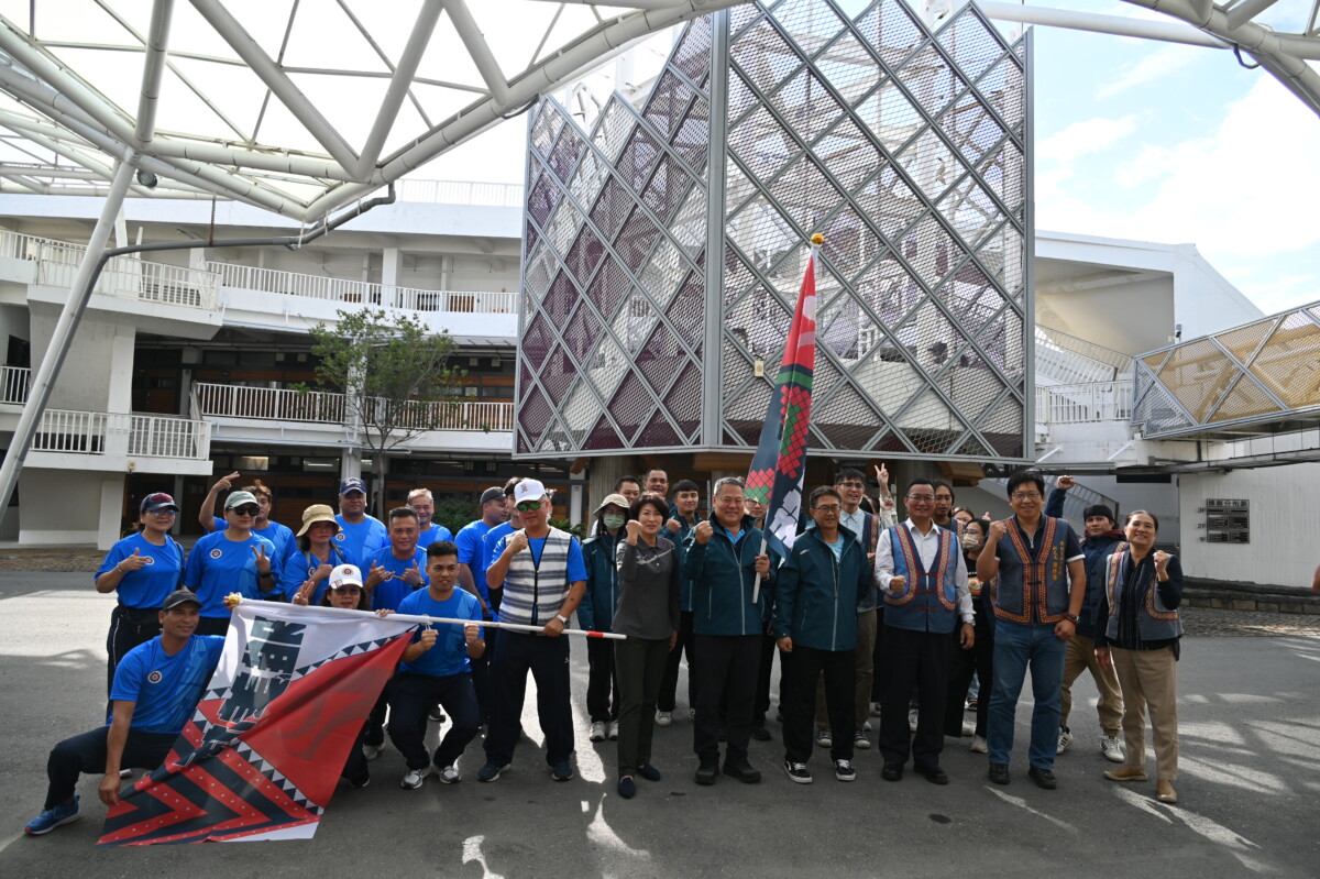 首屆世界原住民族傳統運動會臺東縣隊伍出征屏東 縣長饒慶鈴授旗期勉選手「出力」 首屆世界原住民族傳統運動會臺東縣隊伍出征屏東 縣長饒慶鈴授旗期勉選手「出力」