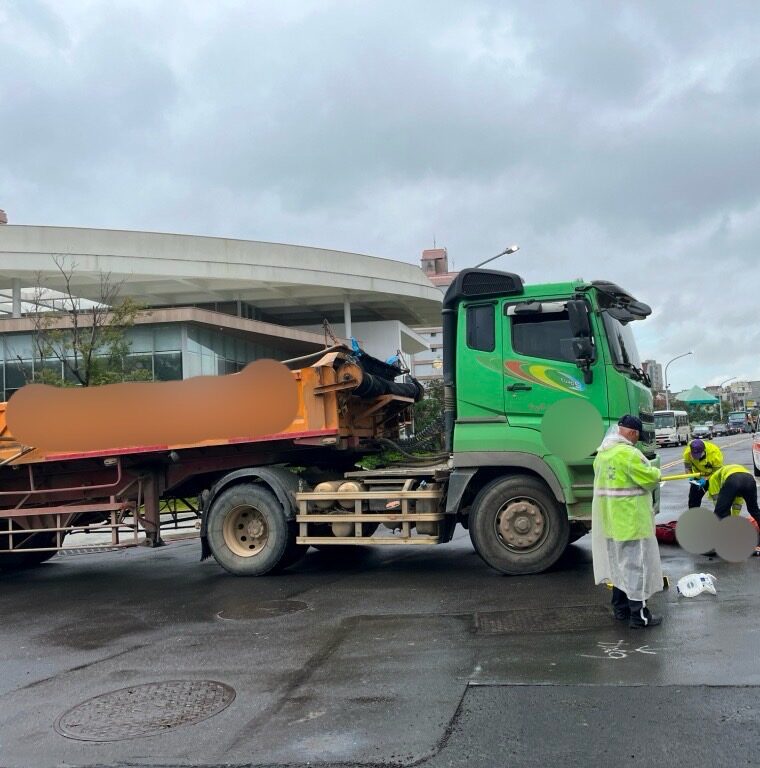 【有片】驚悚！桃園砂石車倒車輾斃義交 龜山警：全力協助家屬處理後事