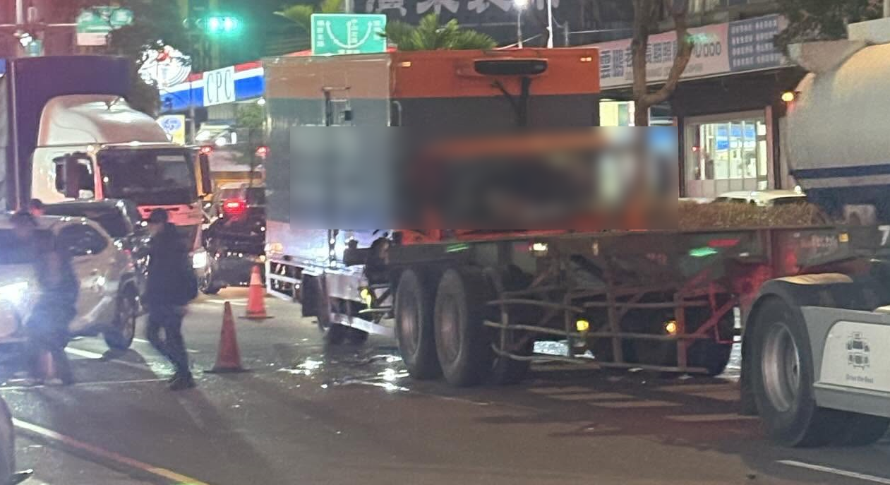 趕送貨？楊梅貨運車追撞曳引車 物流司機受傷送醫