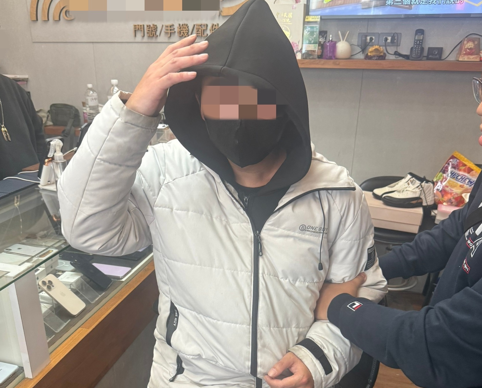 中壢男缺錢「連偷2支手機」 來不及變賣就被逮 中壢男缺錢「連偷2支手機」 來不及變賣就被逮