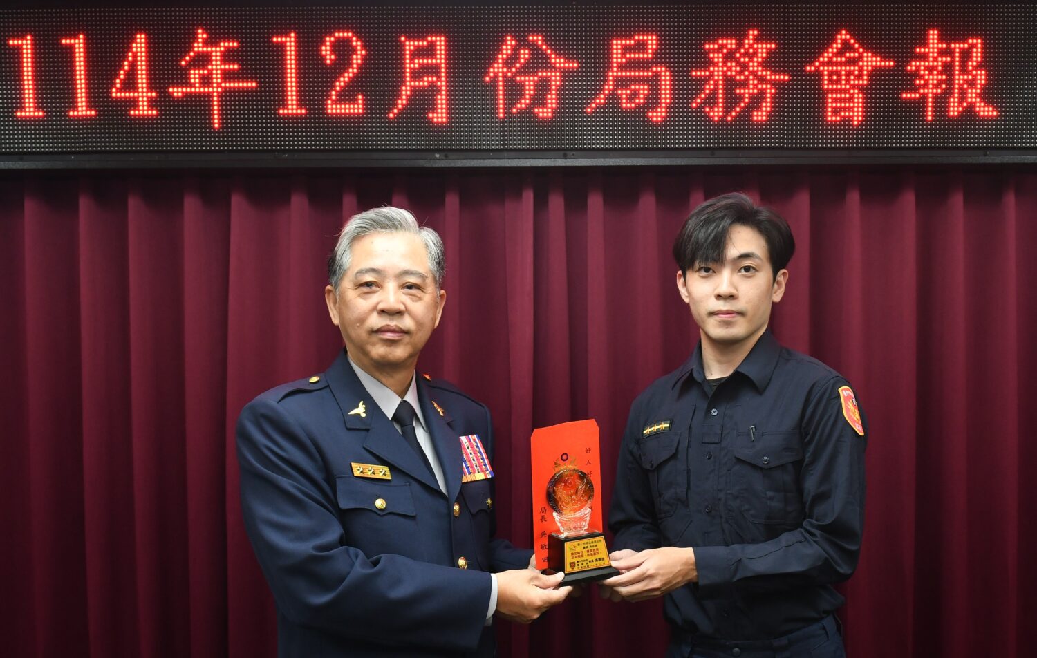 吳佳侖搶救燒炭女子一命          吳敬田在會報上公開表揚