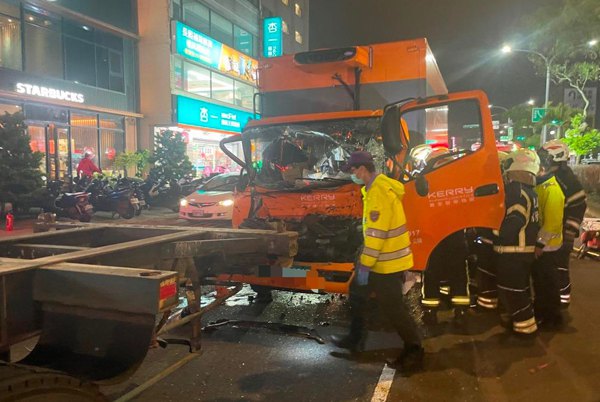 楊梅大貨車撞曳引車　曳引車沒事大貨車受傷