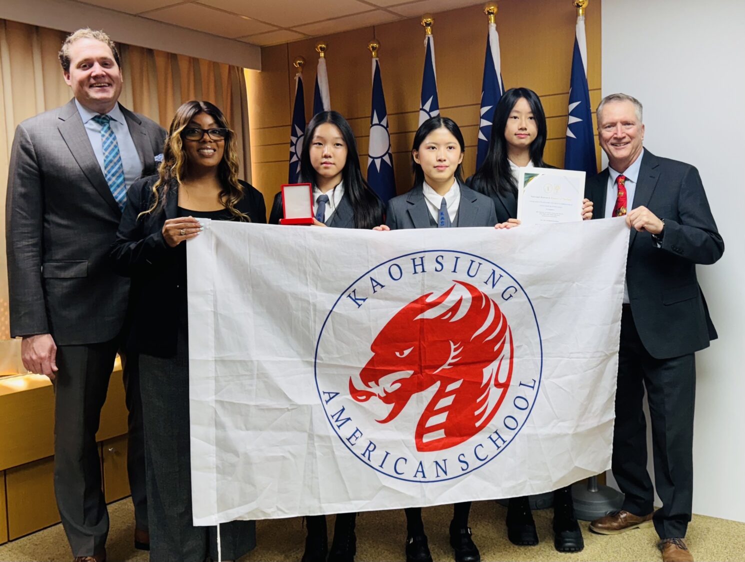 高雄美國學校表現優異 德國國際發明展奪金牌 高雄美國學校表現優異 德國國際發明展奪金牌