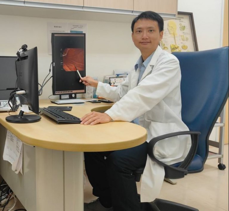 以行動打造客語提升友善醫療環境 竹榮醫師自學海陸客語通過認證 以行動打造客語提升友善醫療環境 竹榮醫師自學海陸客語通過認證