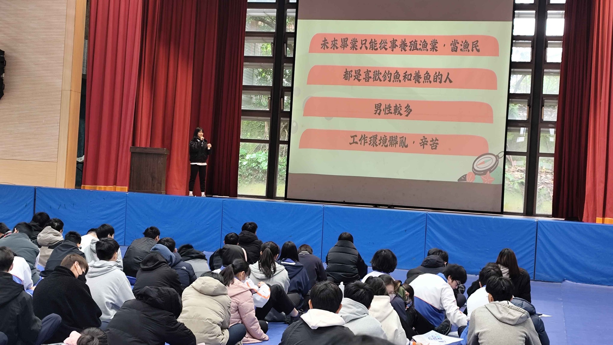 圖片為國立台灣海洋大學與暖暖高中舉辦大手牽小手第三屆「藍海拾貝」,多元發展培育課程成果發表會。