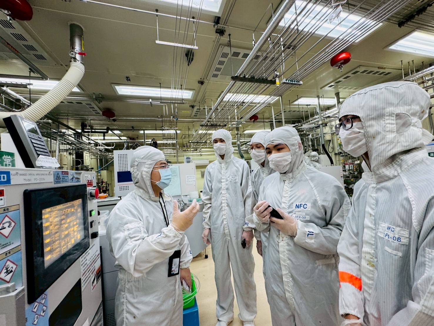 輔大聖心高中多元選修半導體課程,學校帶領輔大聖心學生踏進尖端科技的第一線,走訪交通大學奈米中心無塵室,並進一步探索 新竹科學園區,親身感受台灣晶片產業的核心實力。