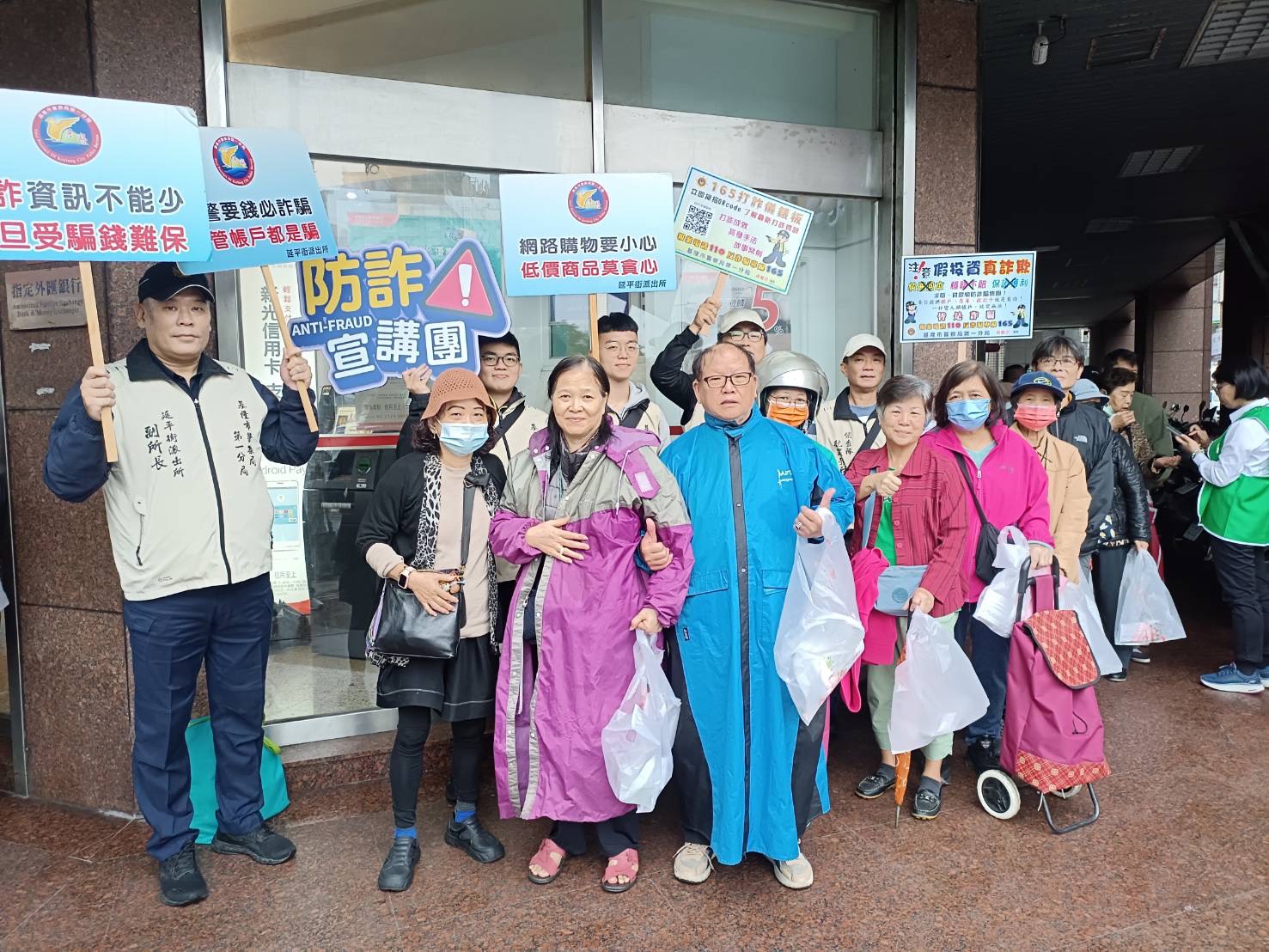 妮可美麗醫學事業集團總裁白右筠今(13日)暖心送千顆高麗菜給民眾加菜,與基隆市警察局一同走入社區宣導護民財產,一早七點半就有民眾前來排隊,警察同仁也利用這個機會宣導反詐騙。