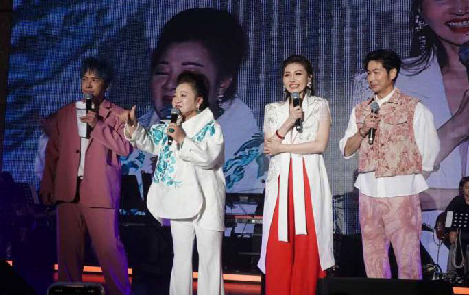 楊惠絜生日開唱 白冰冰到場相挺 爸爸 妹妹輪番上台合唱