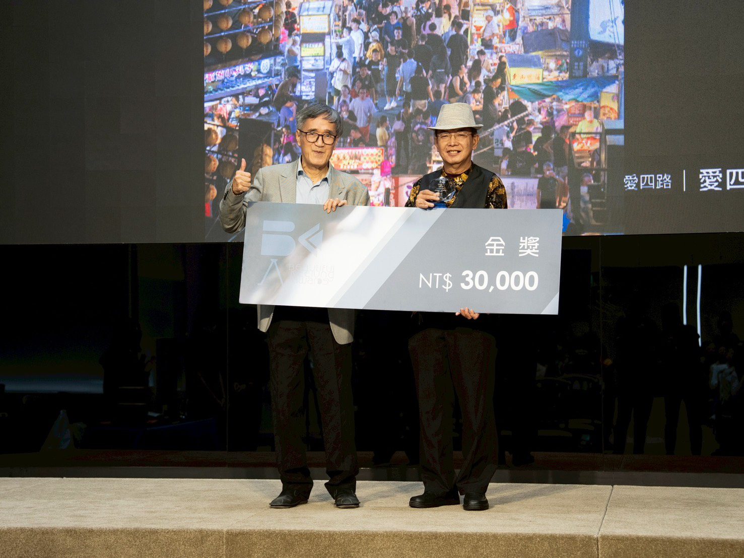 攝影駔金獎由張瑞盟(右1)以愛四路夜市奪冠，獲得 將金30,000元。