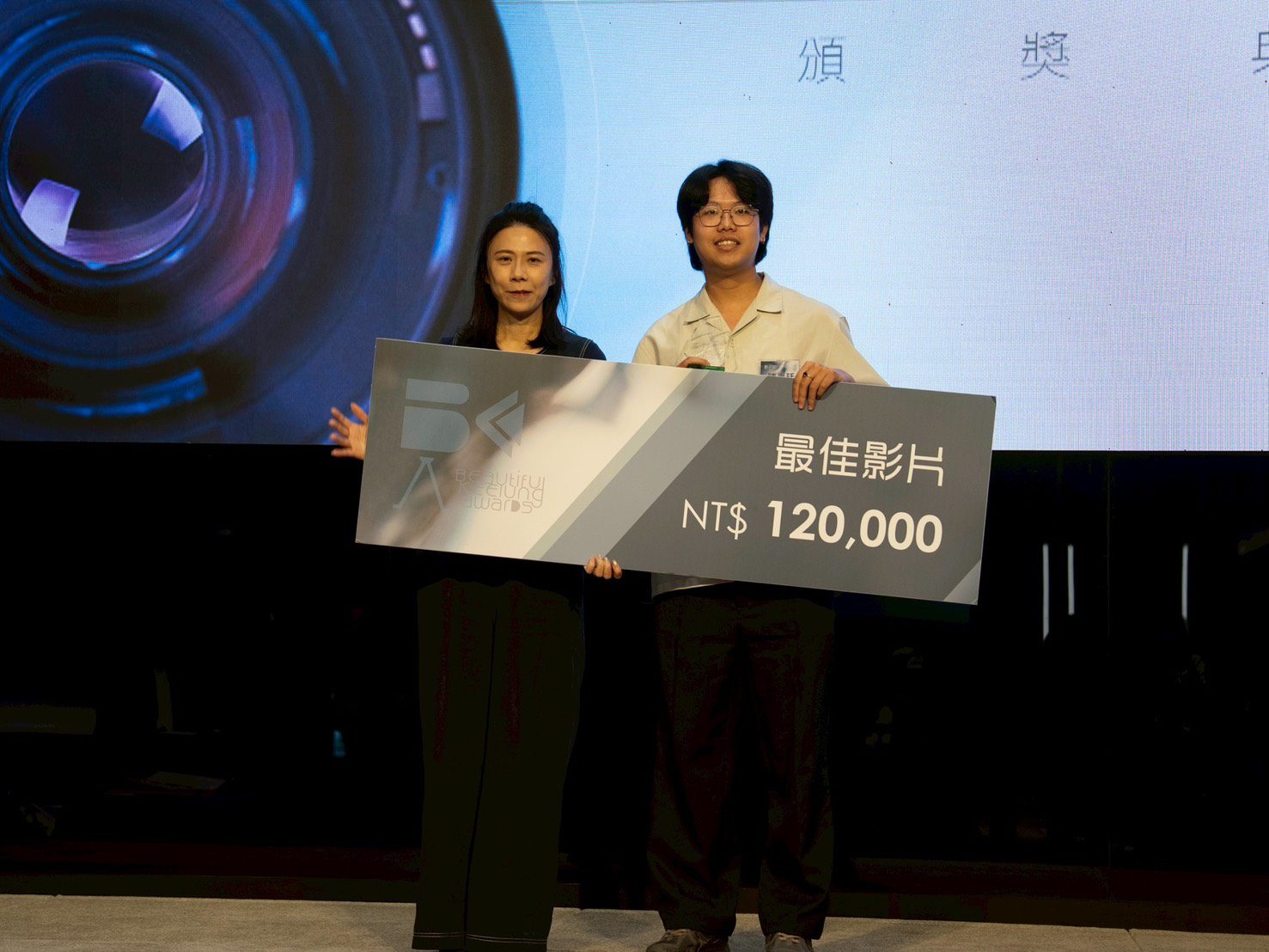 最影片是由作者陳禹廷(右1)以相遇之路奪冠，或的獎金12萬獎金。 