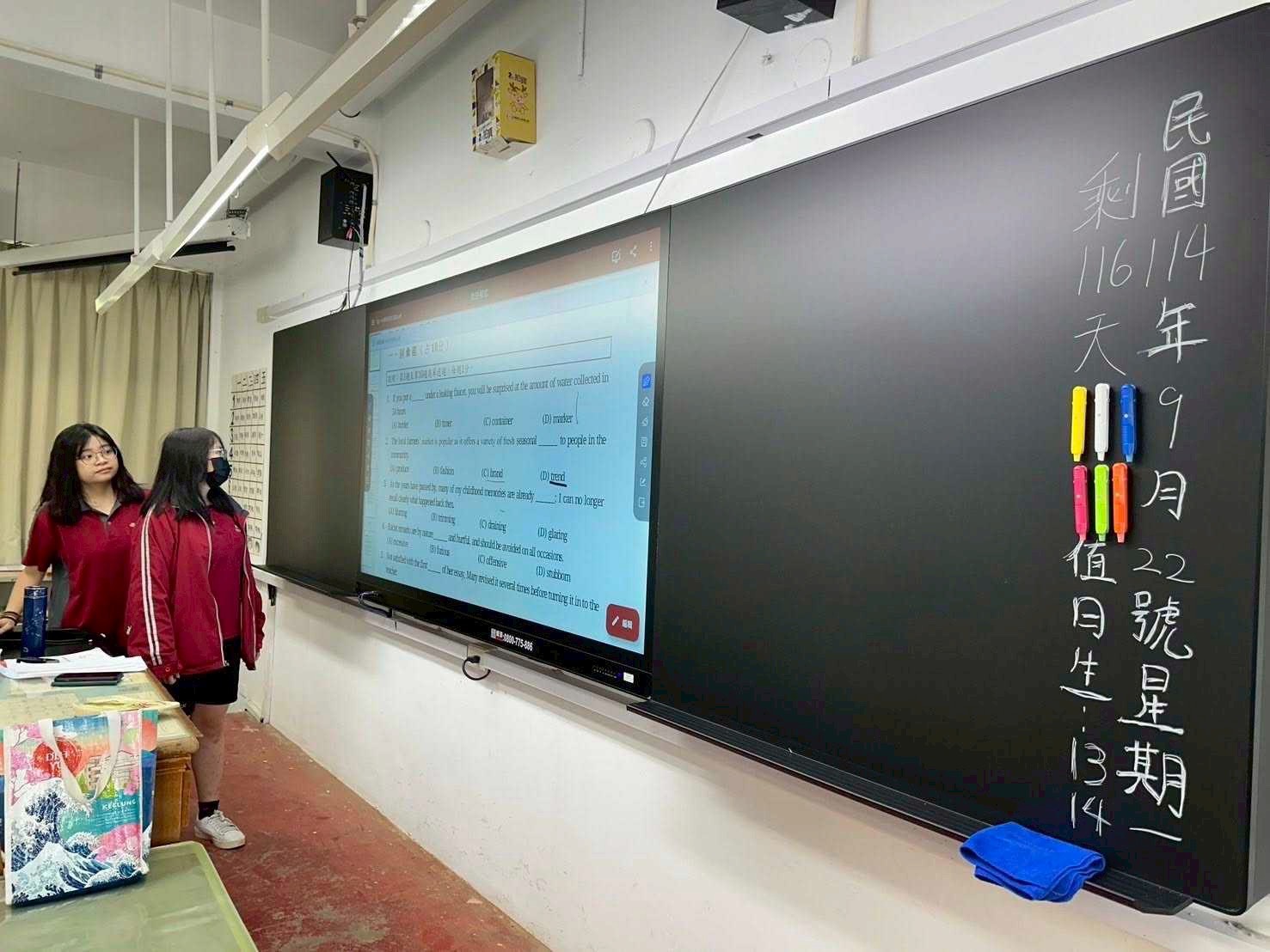 國立基隆女中教室設置無塵黑板及數位大屏，可以透過網路資訊直接課程教學。