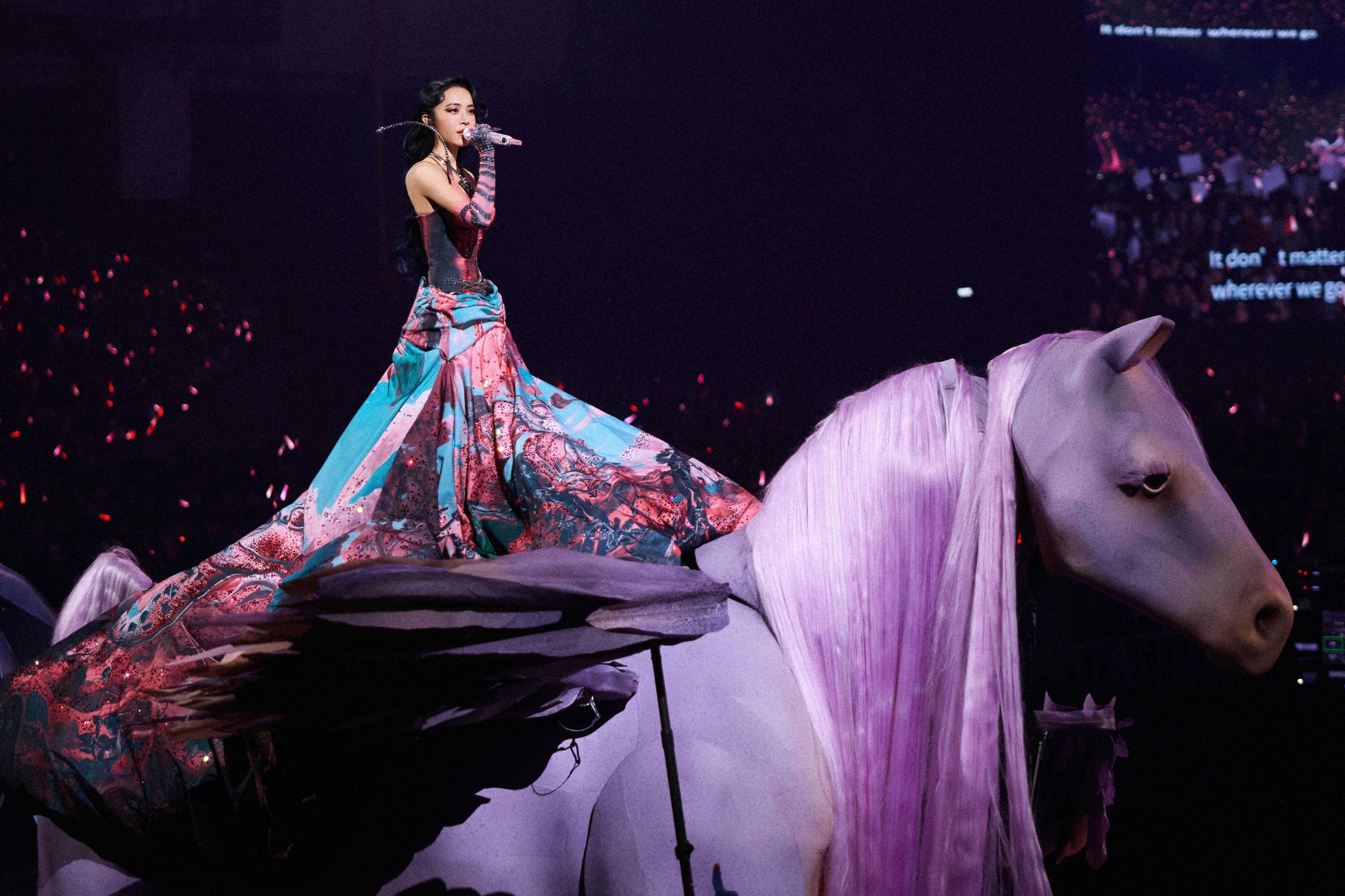 JOLIN 蔡依林駕馭「彩翼飛馬」吟唱愛之樂章 尋真愛敲響2025倒數序曲 JOLIN 蔡依林駕馭「彩翼飛馬」吟唱愛之樂章 尋真愛敲響2025倒數序曲