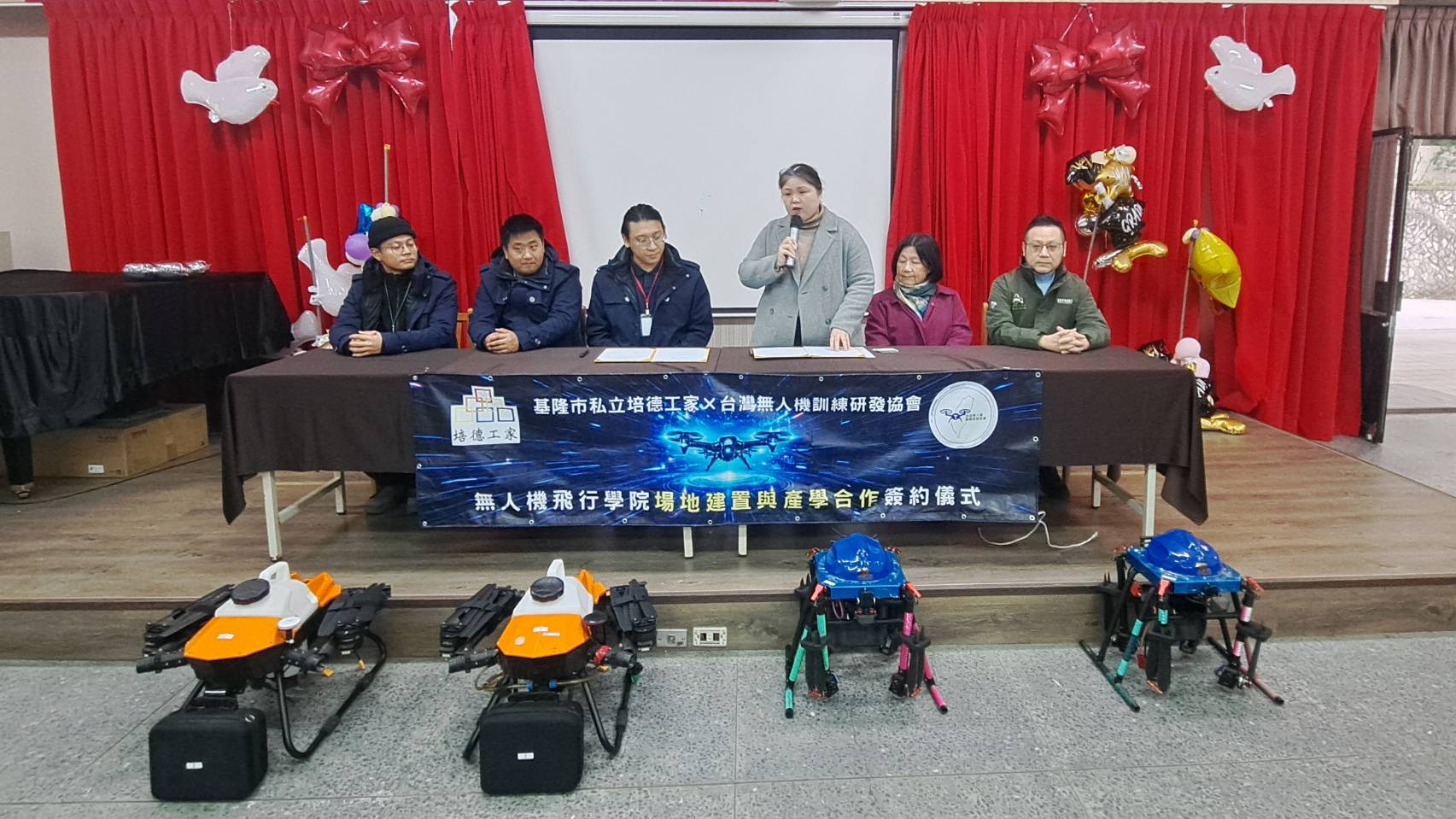 培德工家校長吳佳嬅(右3)首先感謝台灣無人機訓練研發協會與台續有限公司組成的產學合作團隊一起與培德推動高中無人機培訓與維修課程。