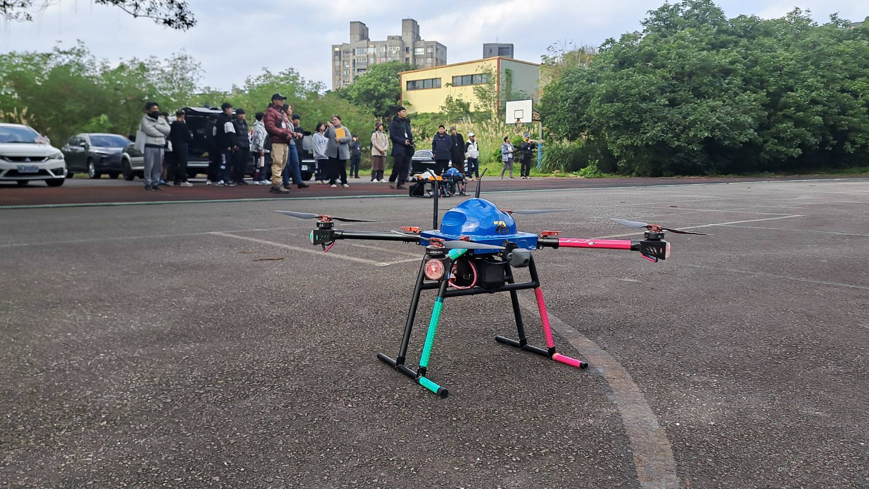 簽約儀式現場,台灣無人機訓練研發協會與台續公司還帶來無人機實地展示,許多培德學生都表示很酷,希望可議上到無人機的課程,自己也可以操作飛翔。