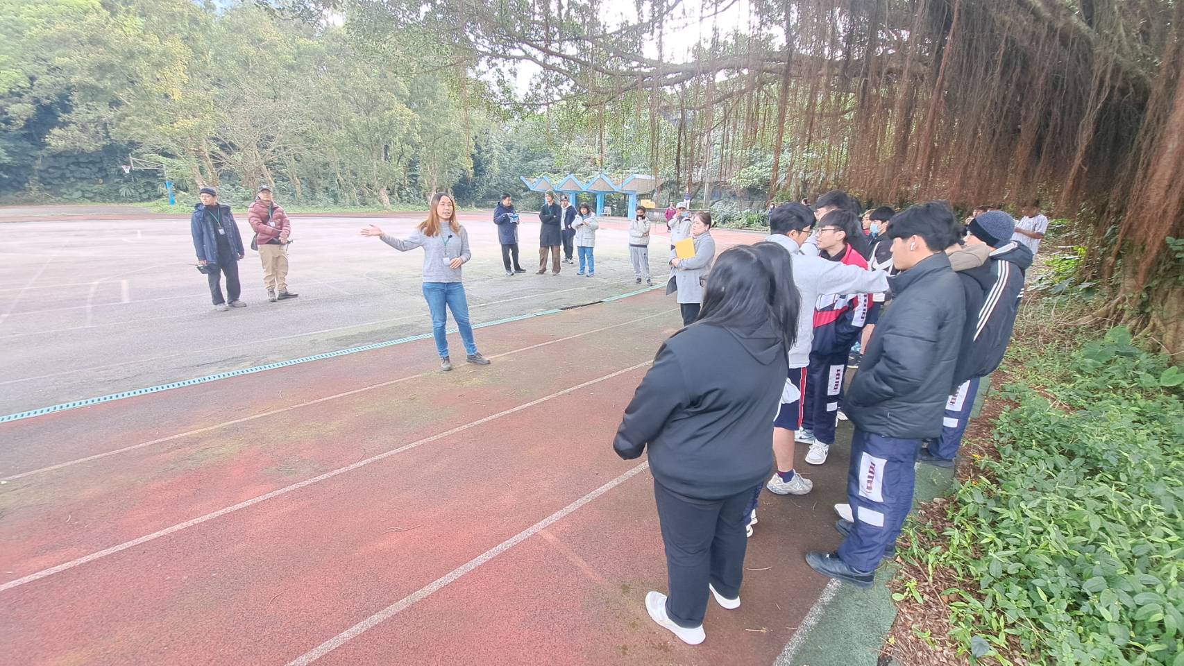 除了展示,現場無人機教官也一一向學生說明無人機考照的基本步驟,很受學生們的喜愛。