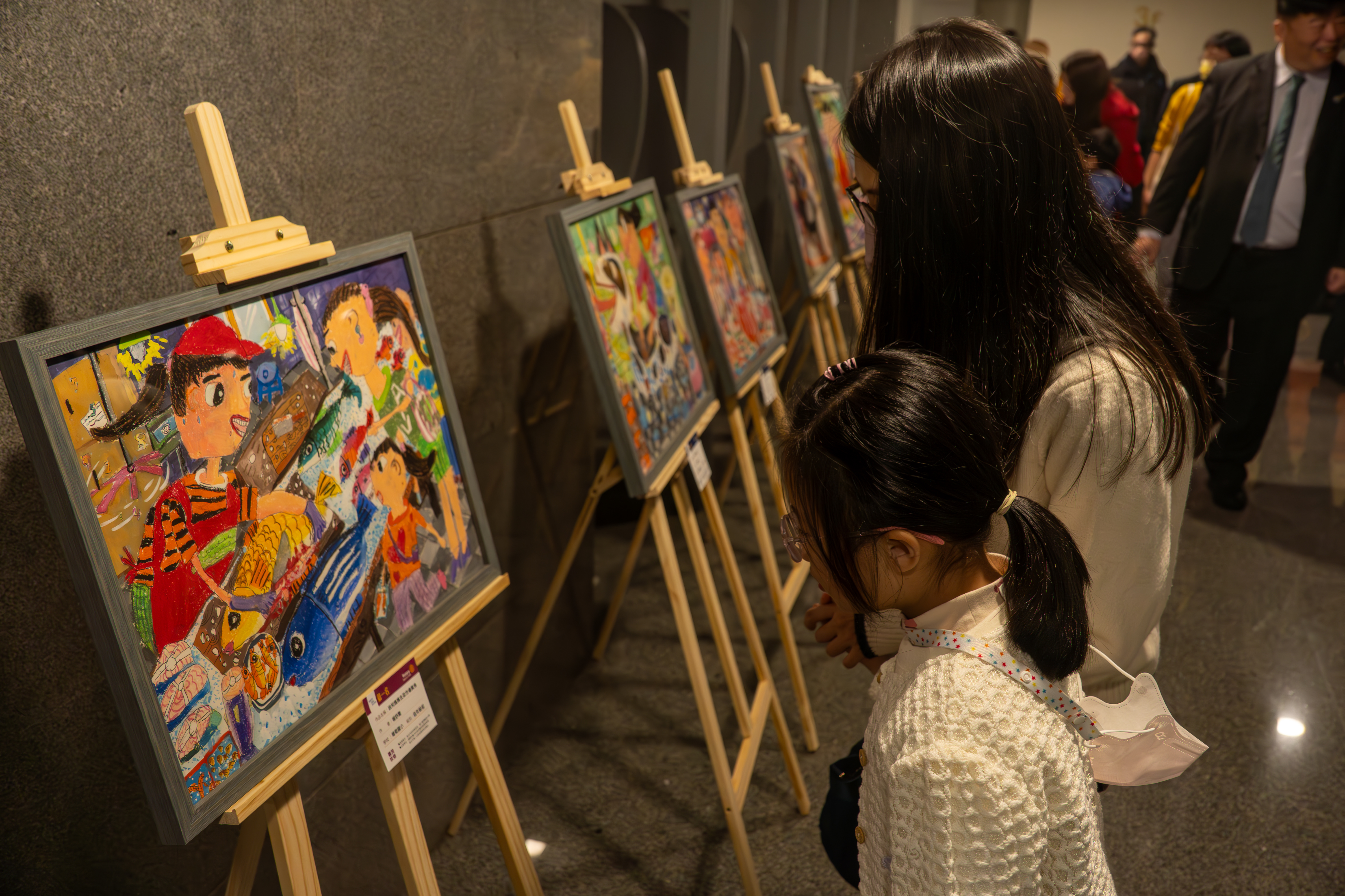 得獎的作品也展示在頒獎典禮外的走廊，給來參加的扶輪家庭一起欣賞。