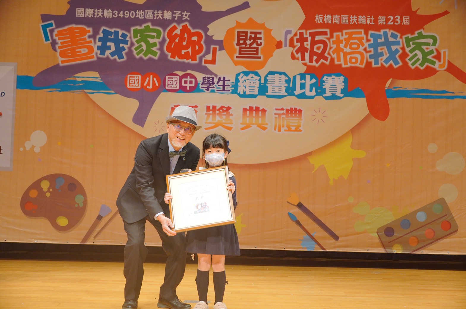 國際扶輪3490地區總監張煥章(左1)頒發得獎獎狀給得獎者。