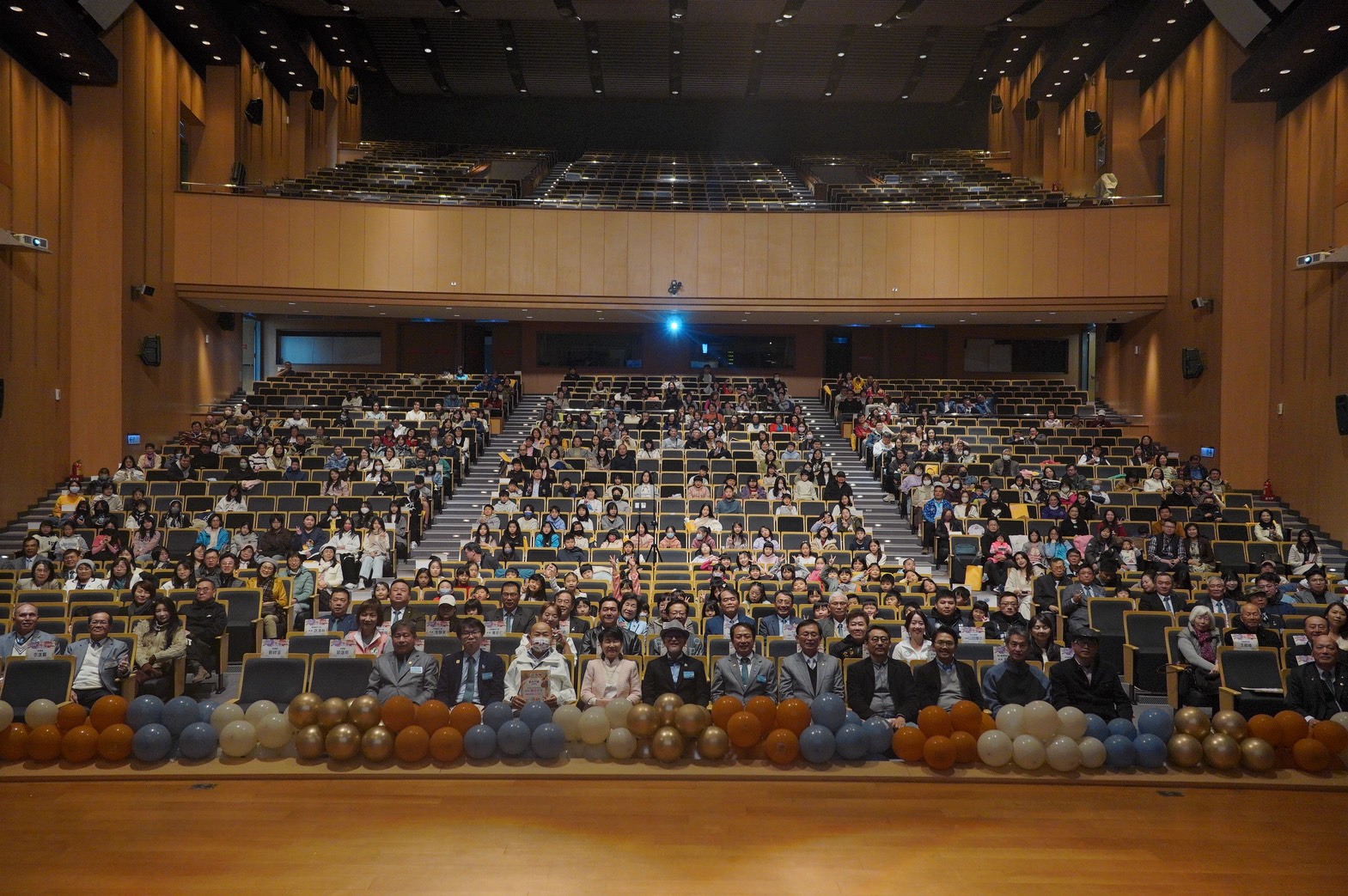 頒獎典禮來自花蓮、宜蘭、基隆及新北地區的師生、家長及貴賓齊聚一堂，共同見證孩子們以畫筆描繪家鄉的豐沛創意成果。