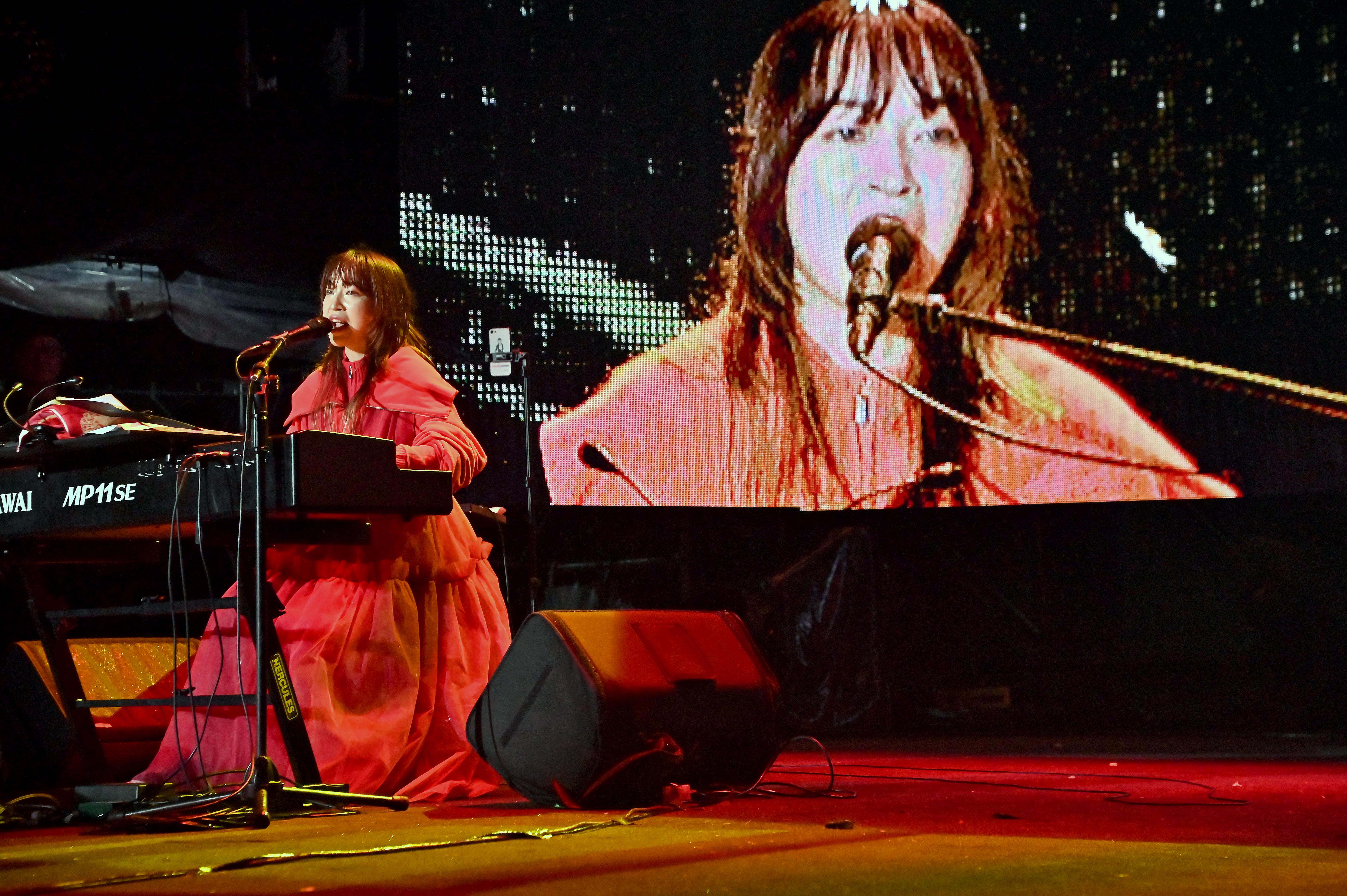 2025轉6 新北八里跨年晚會在寒冷飄雨中登場 民眾雨衣 雨傘依舊湧入八里河畔