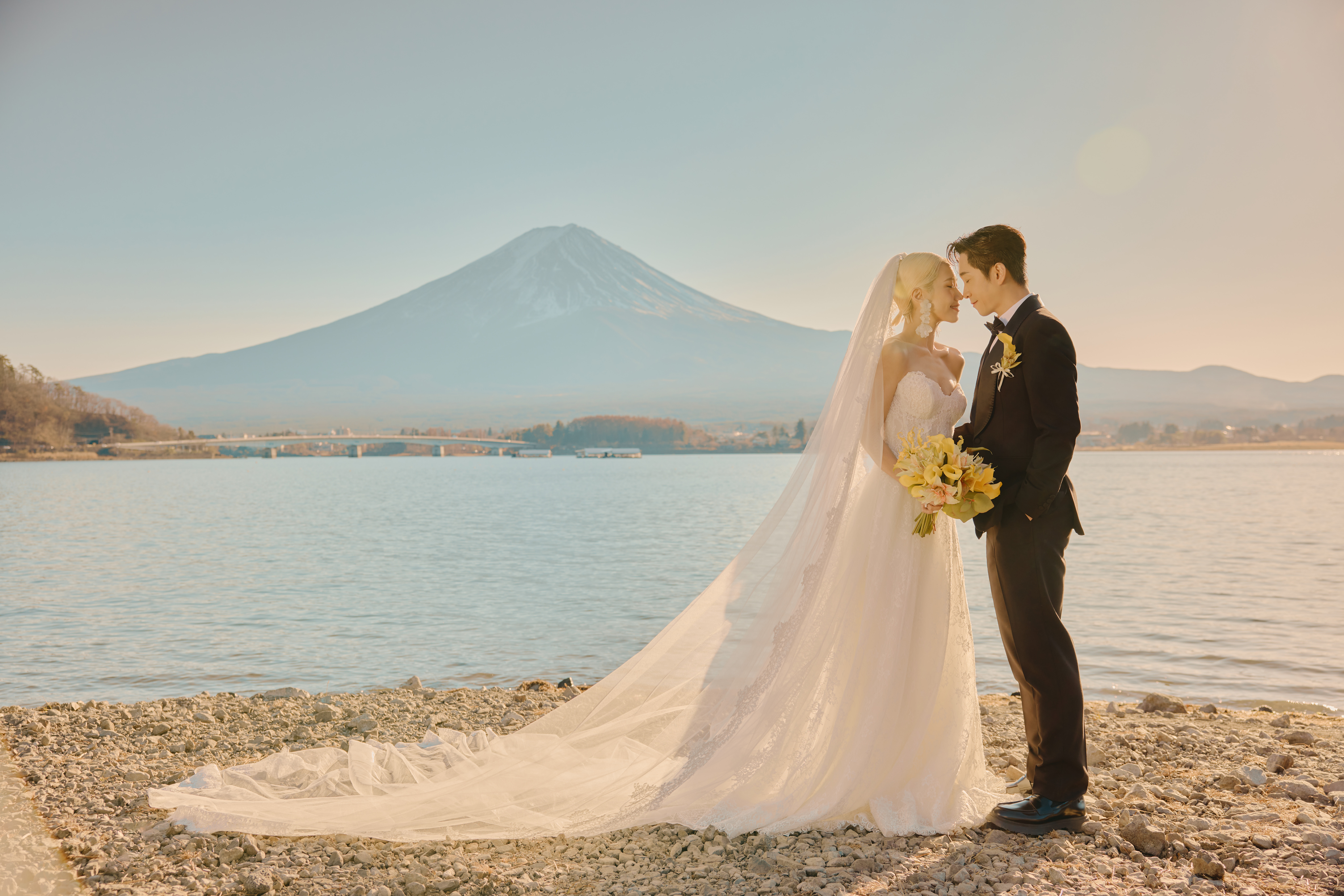 陳漢典 LULU夫妻喜帖藏幸福寓意 日本富士山見證下頂豔陽拍婚紗