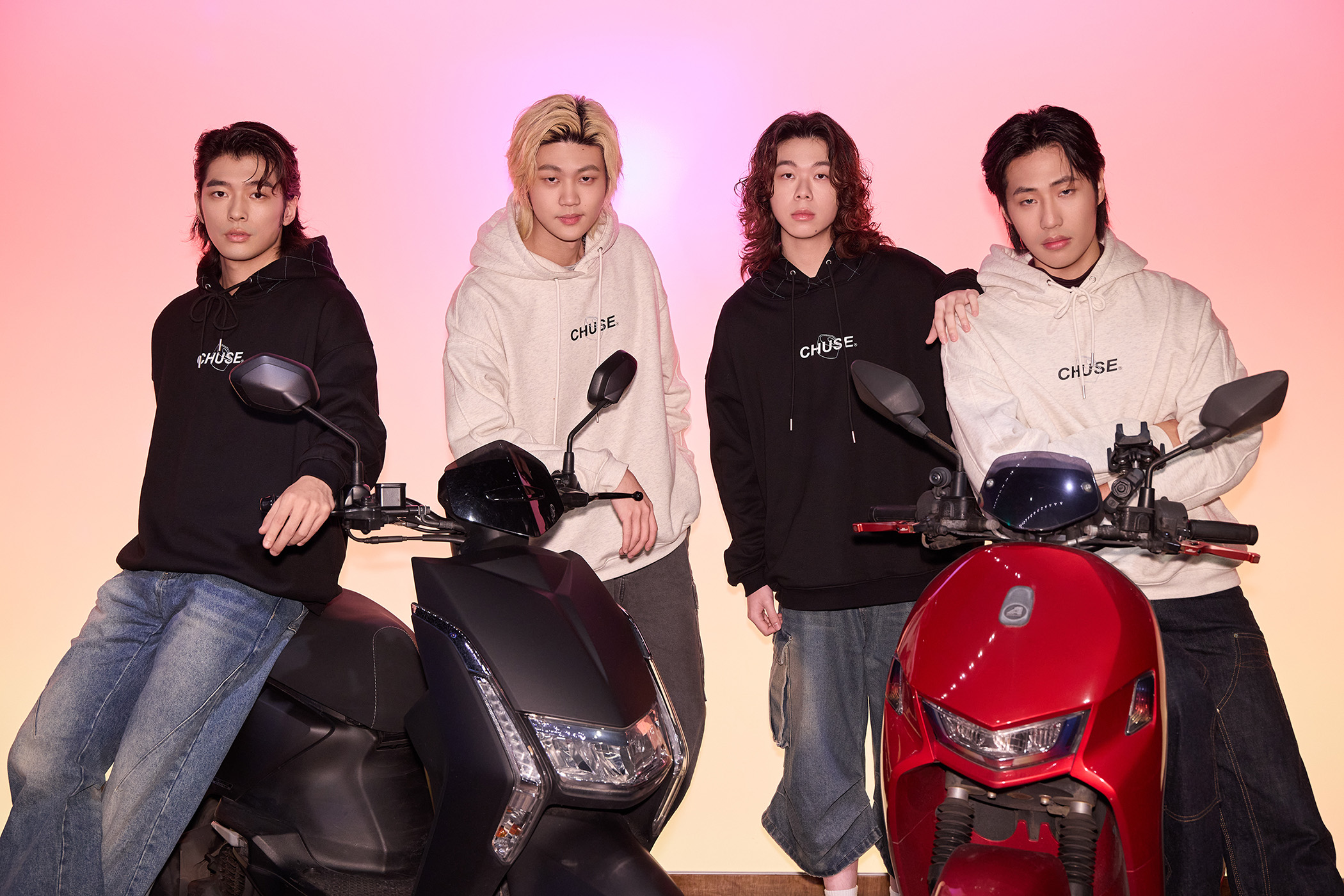 帕拉斯自己當業務親手送專輯 團員化身外送員面交 CD 給粉絲