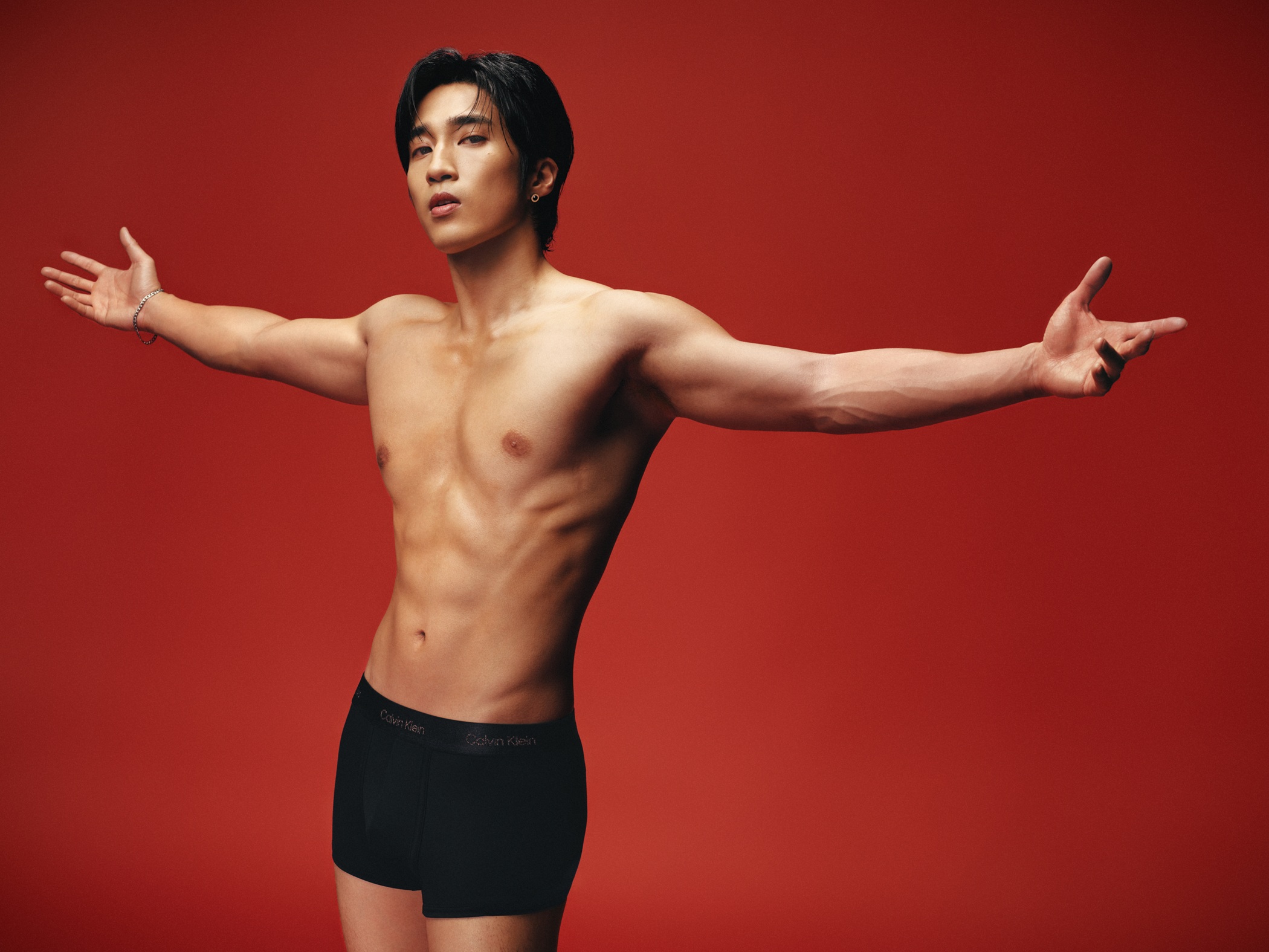 婁峻碩開春「紅」運當頭 裸身躍馬展現性感體魄