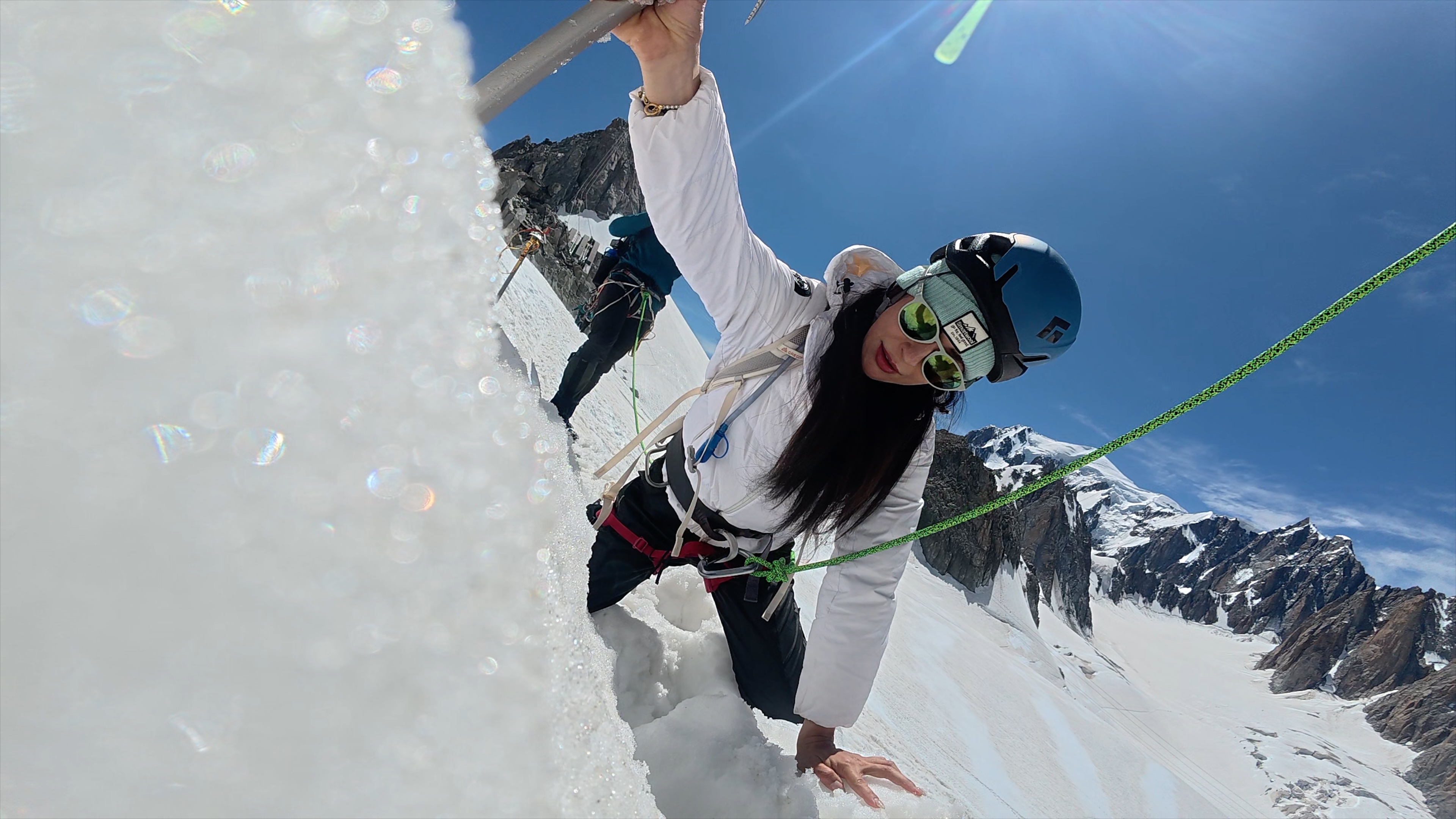 雷艾美踩進冰洞卡住出不來 驚魂一刻全曝光 雷艾美踩進冰洞卡住出不來 驚魂一刻全曝光