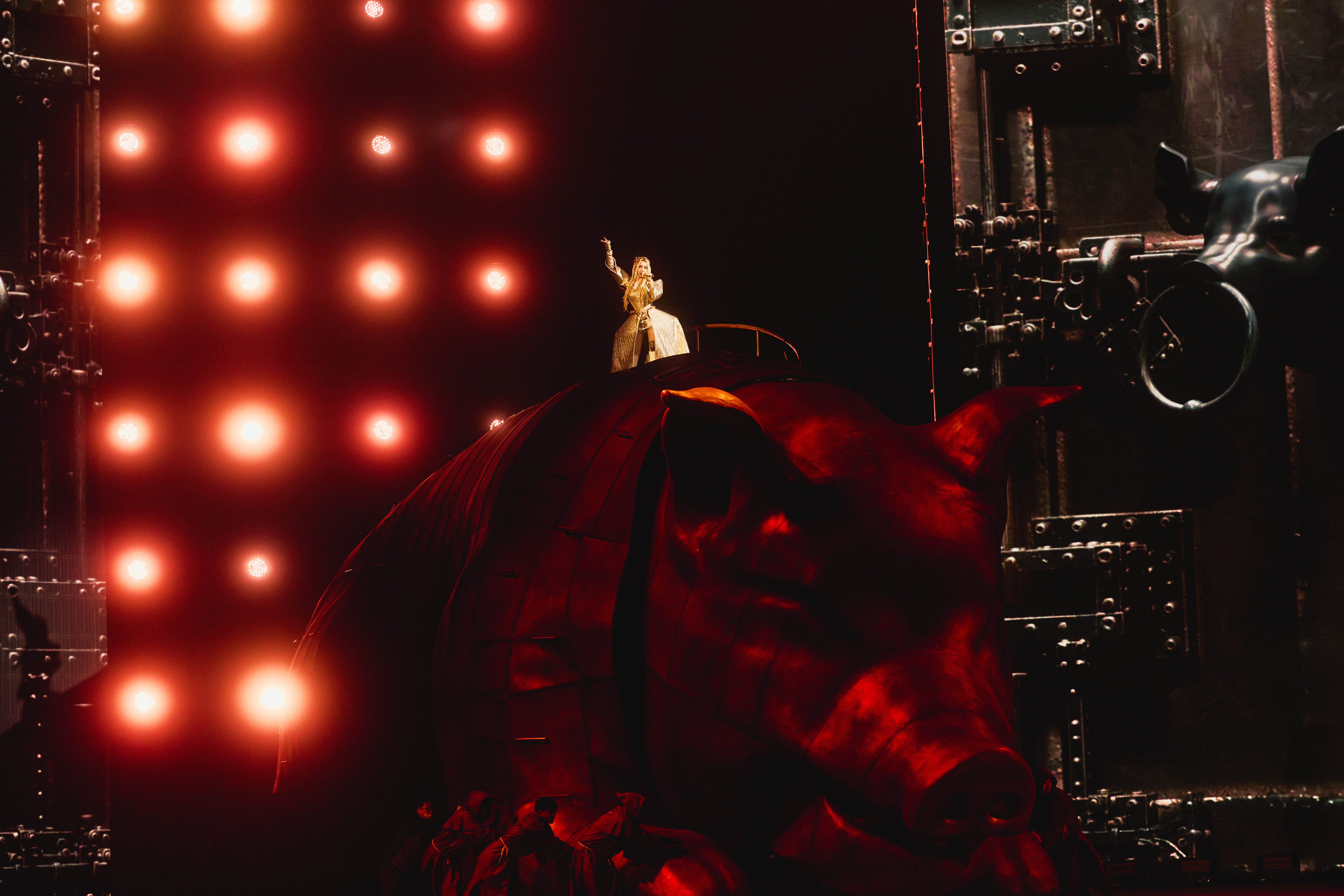 JOLIN 蔡依林2026 元旦豪氣開撒「愉悅紙鈔」討新年好彩頭 身騎「貪婪金豬」演繹人性各類慾望燃炸大巨蛋