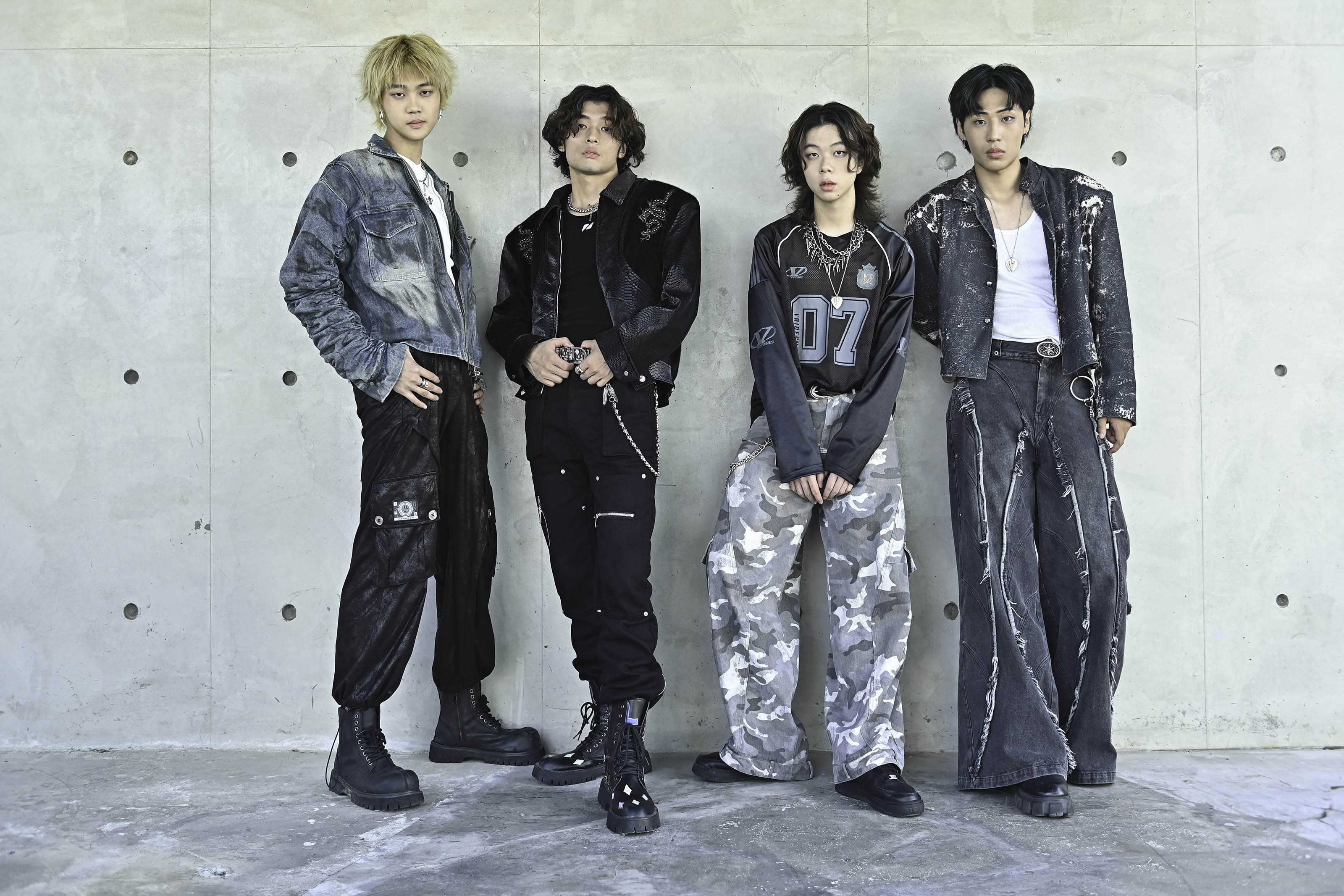 帕拉斯凌晨三點開工拍MV 不畏艷陽穿皮衣帥氣取景 汗流浹背完成