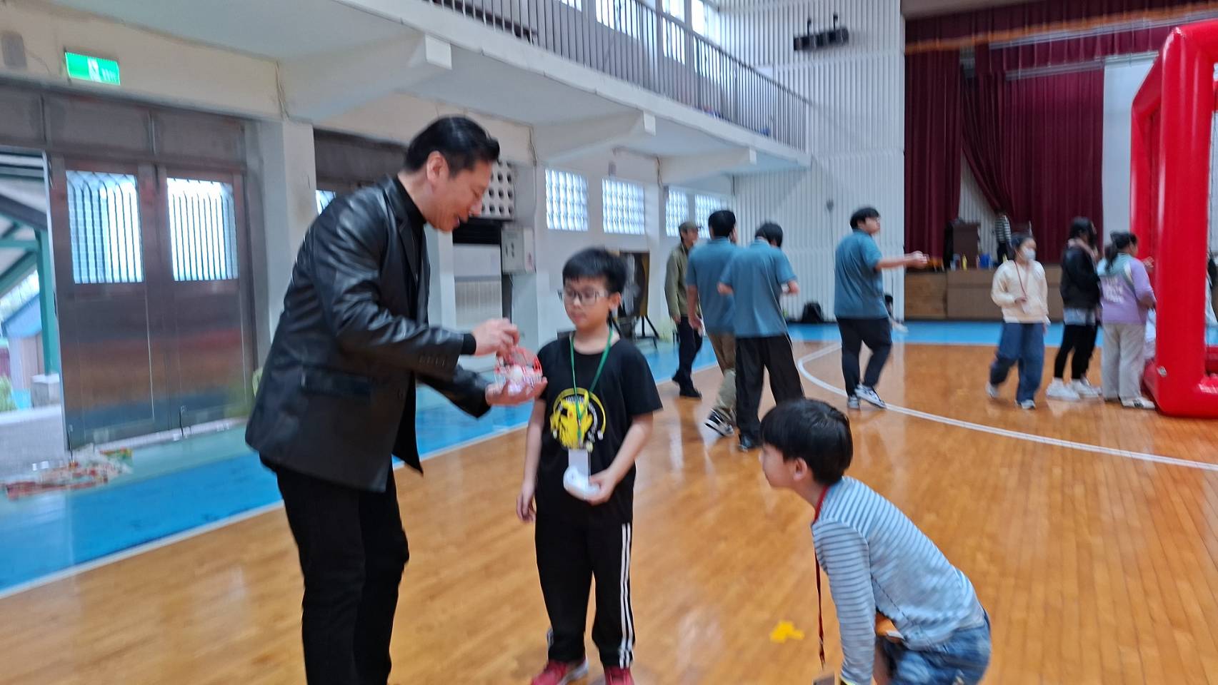 長期參與無人機足球營隊推廣的永虹先進材料股份有限公司董事長兼總經理吳家幸(左1) 表示，今年永虹公司將規劃全國性賽事，期待讓更多學生參與其中，從小培育具備國際競爭力的科技運動選手。