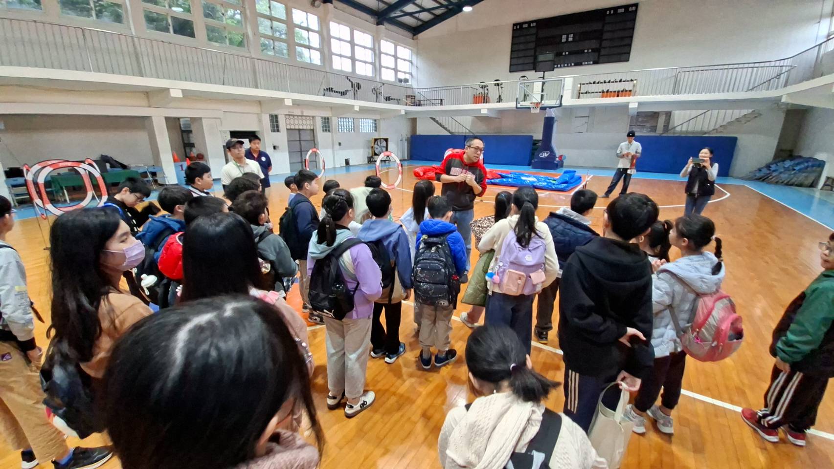 寒假最受矚目的「無人機足球冬令營」於6日至7日在正濱國中體育館熱鬧登場，營隊一開放報名即迅速額滿，出現「秒殺」盛況，重現去年正濱國中VR科技營隊的高人氣，也顯示家長與學生對結合科技與運動新型態學習的高度期待。