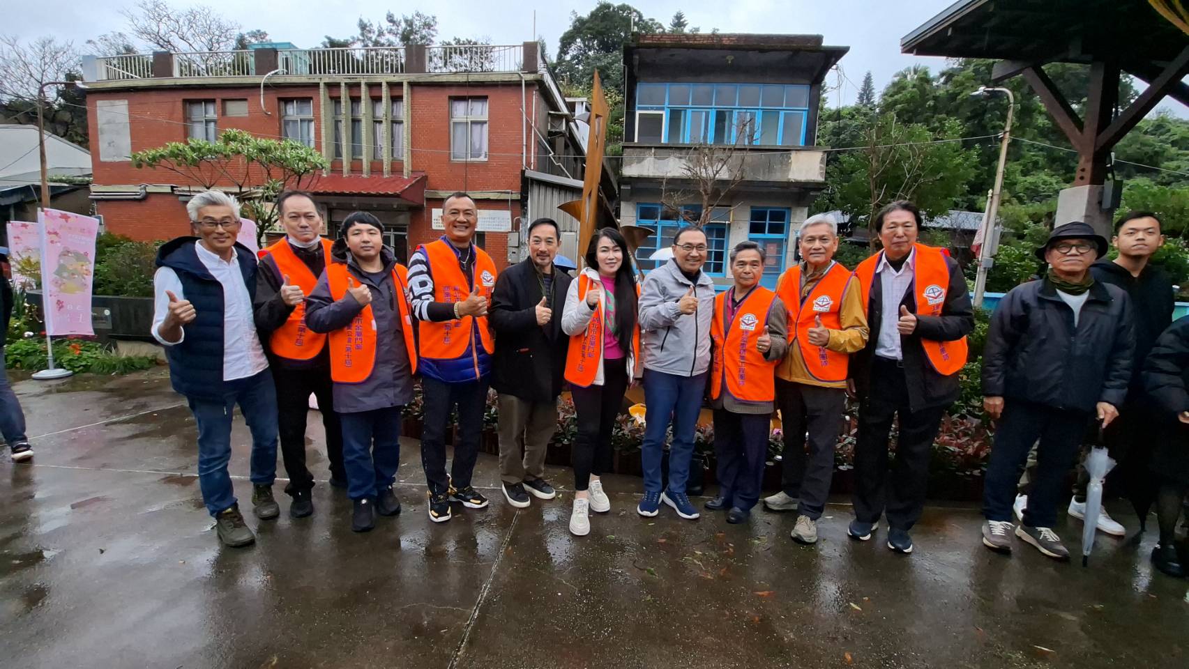 今年萬金杜鵑花展在藝術呈現上更具突破性，特別與新北市金屬門窗商業同業公會合作，運用耐候鋼板等金屬材質，結合柔美杜鵑花藝，打造出兼具產業特色與藝術美感的地景作品。