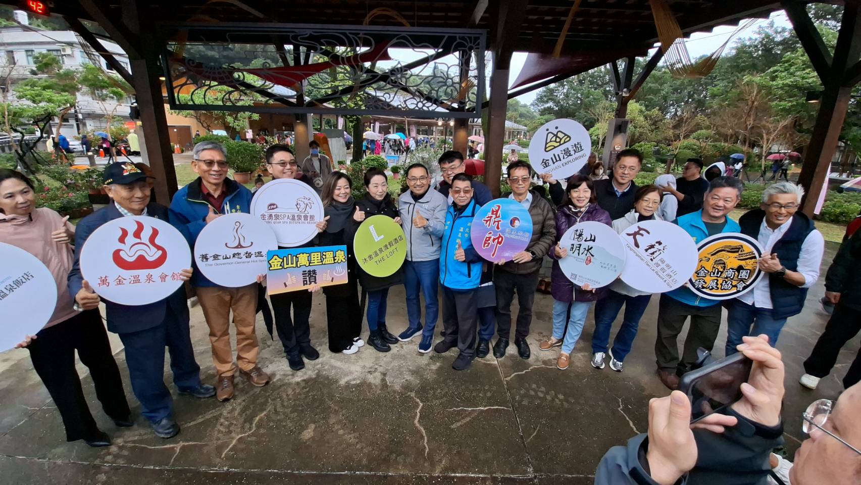 溫泉業者也一起來行銷萬金的溫泉，期望走春看花還能享受各種不同的溫泉泉水的輕鬆泡湯之旅。