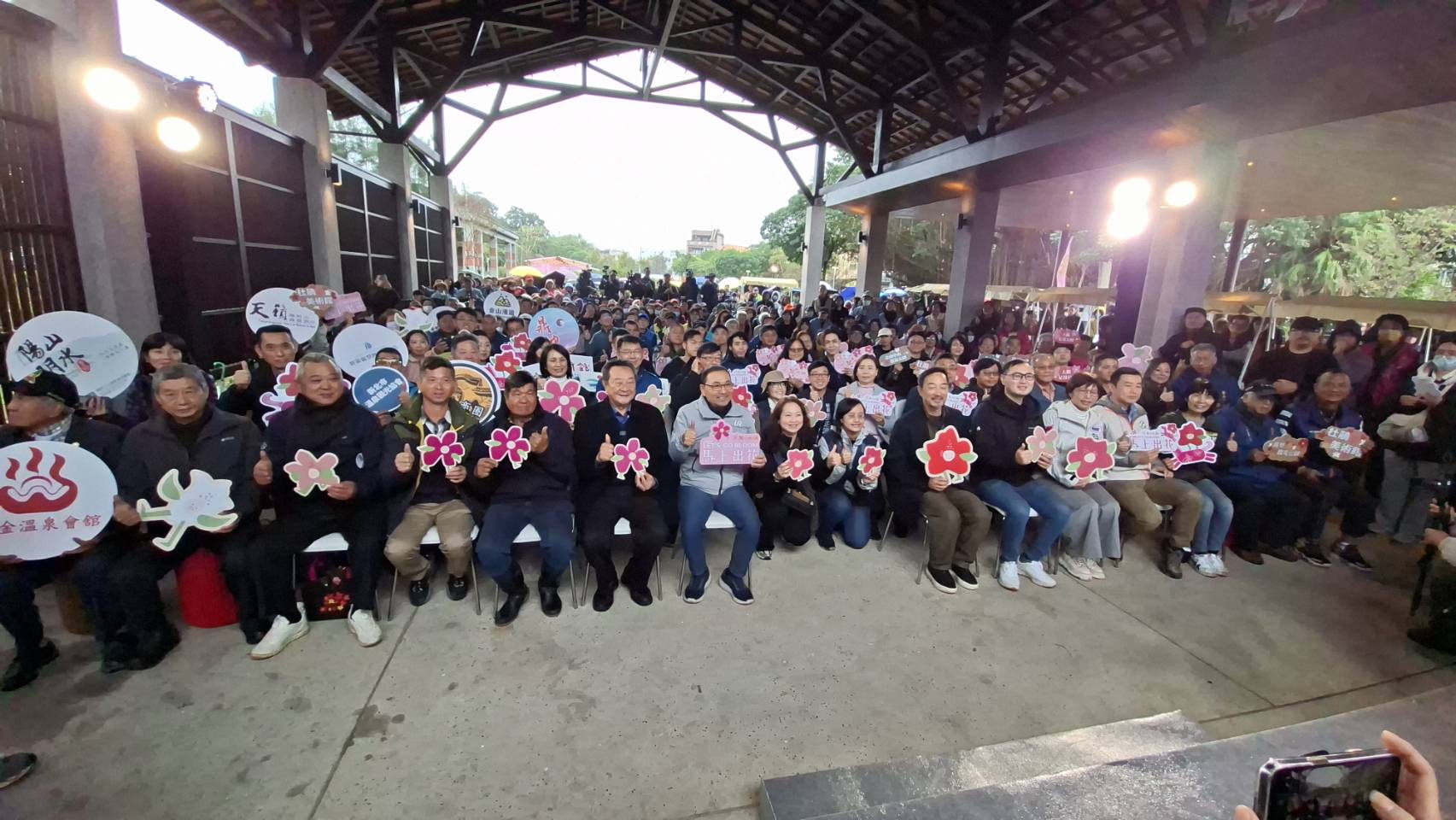 新北市北海岸最具代表性的花季盛事「萬金杜鵑花展」於今( 2 7 日)正式登場。