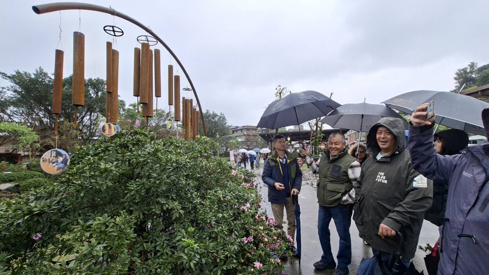 藝術家郭詩謙的作品《鹹鹹的風》，以金山沿海特有的海風為靈感，描繪風的雙重性──既會侵蝕金屬，也滋養土地。作品中懸掛的金屬風鈴，讓無形的風轉化為可被聆聽的聲響。
