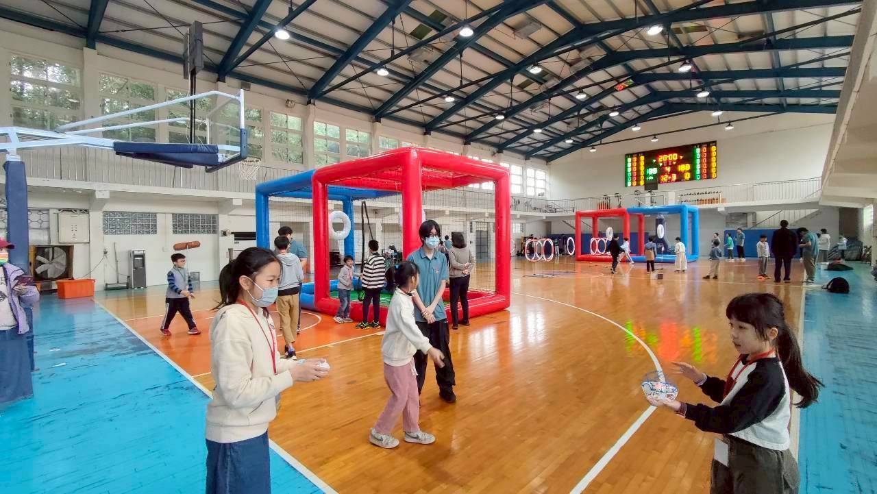 學童們也會倆倆練習，一個操作另一個在旁邊指引方向，讓無人機學習效果加倍。