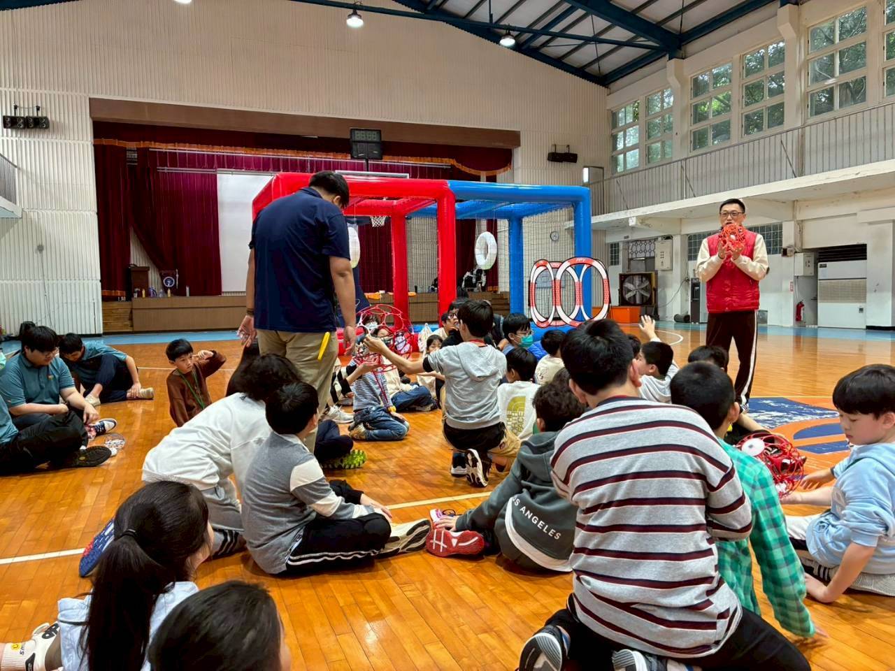 課程融合「無人機飛行技術」與「足球競技規則」，讓學員操控球型無人機完成定點飛行、障礙挑戰及射門得分等任務，在比賽過程中培養專注力、空間判斷與團隊合作能力。全程由專業師資指導，確保學員在安全環境中學習飛行原理，並透過趣味競技方式，引導孩子將科技操作轉化為策略思考。