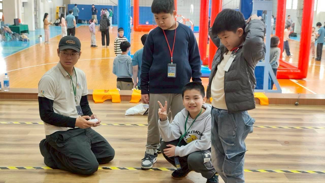 學童們都聚精會神聽著教練的教導，開心學習。