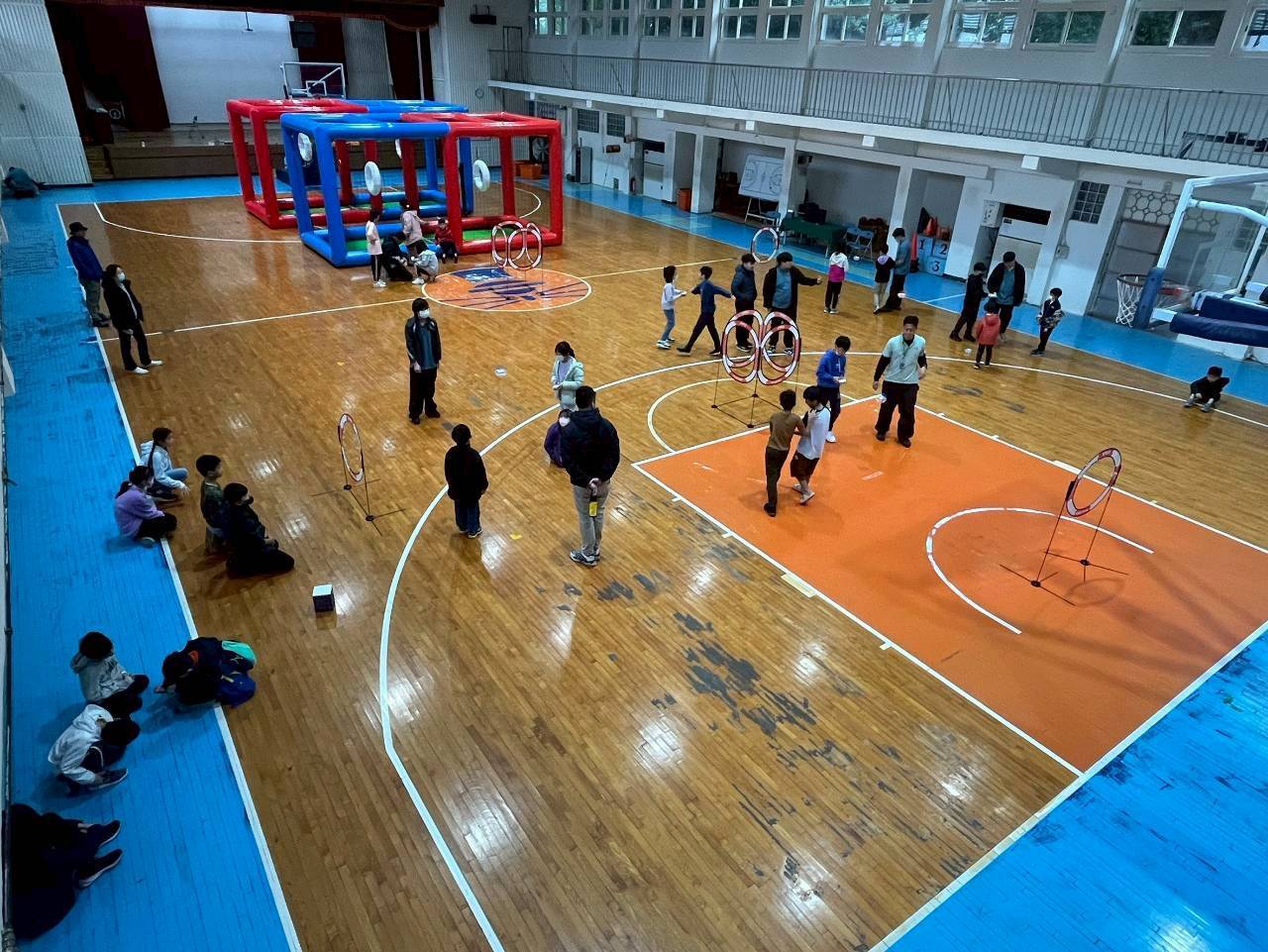 營隊在正濱國中禮堂舉行，小朋友們能安心學習，不用擔心寒假期間帶來的綿綿細雨。