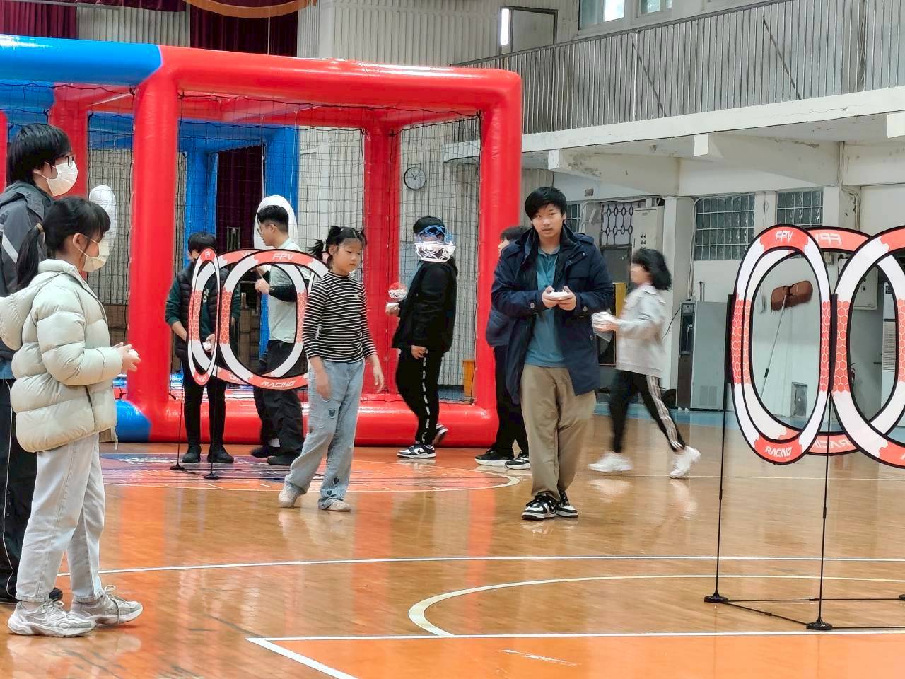 四個學童平均就有一個教練帶領操作學習，一個上午學˙童們就可以駕輕就熟馬上可以操作穿越。