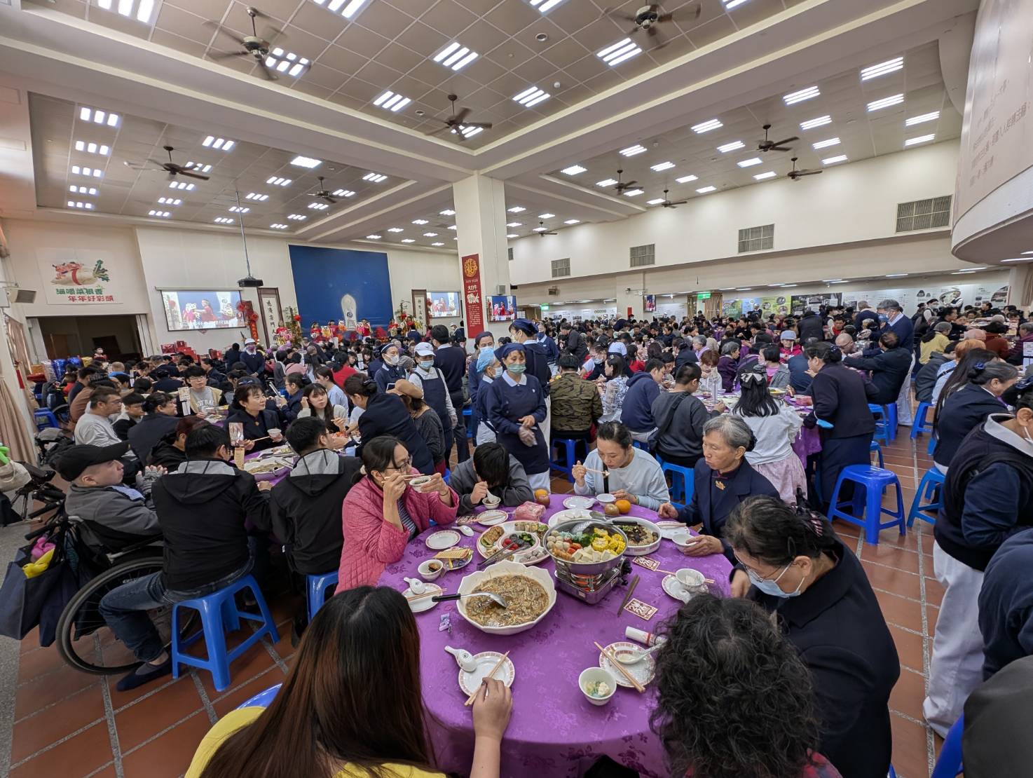 六十年來 始終如一：慈濟高雄區冬令圍爐 陪伴千位鄉親感受「家」的溫度