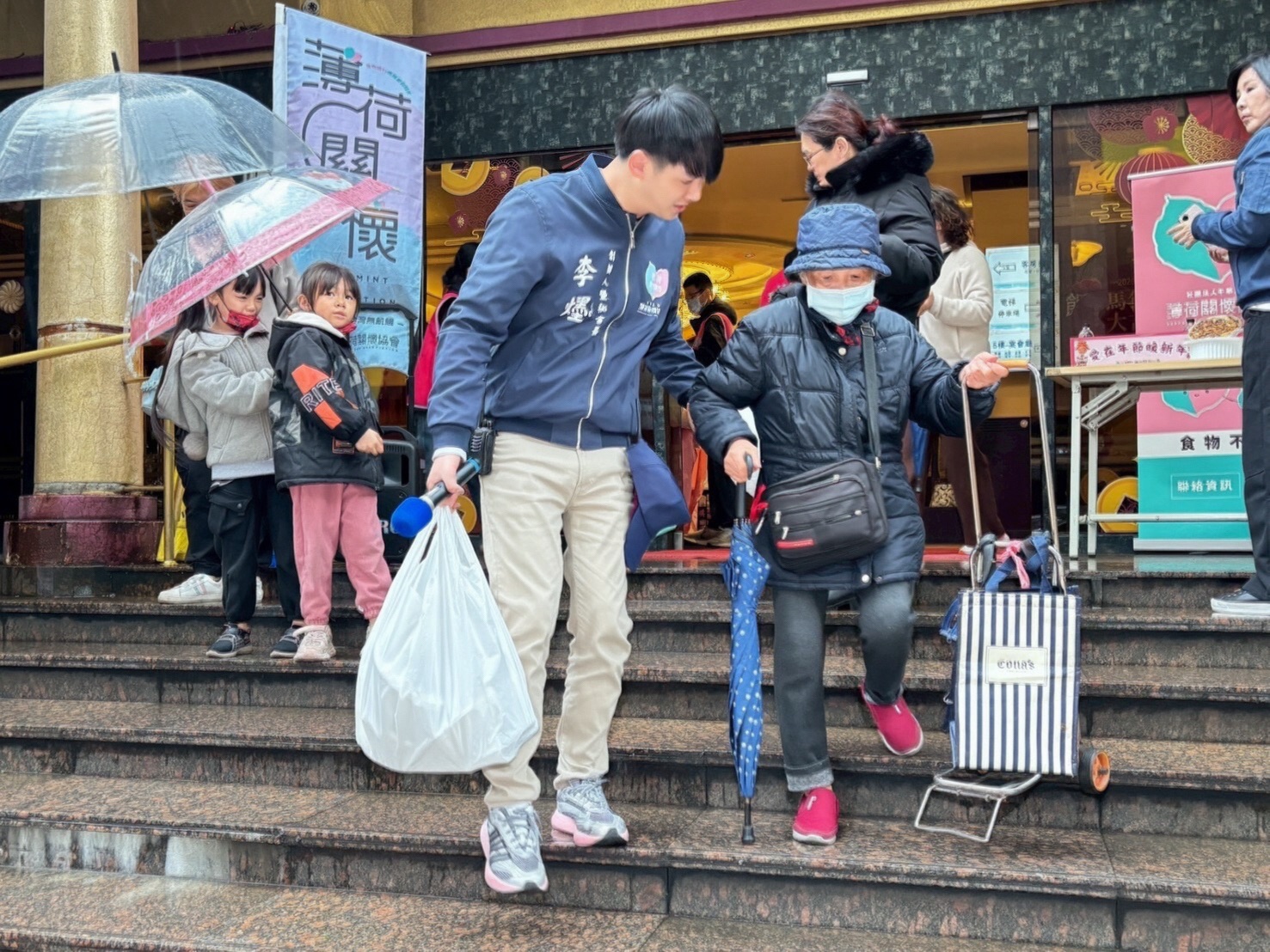 一早就有許多家庭到基隆北都大飯店門口整後發放。