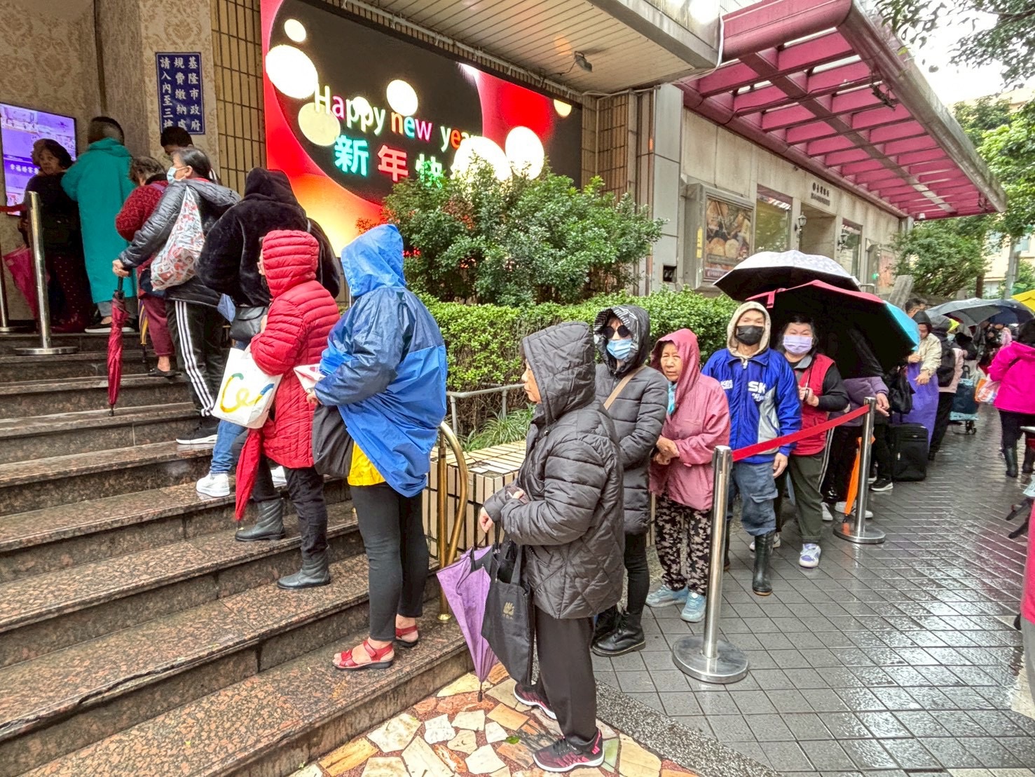 一早就有許多家庭到基隆北都大飯店門口整後發放。