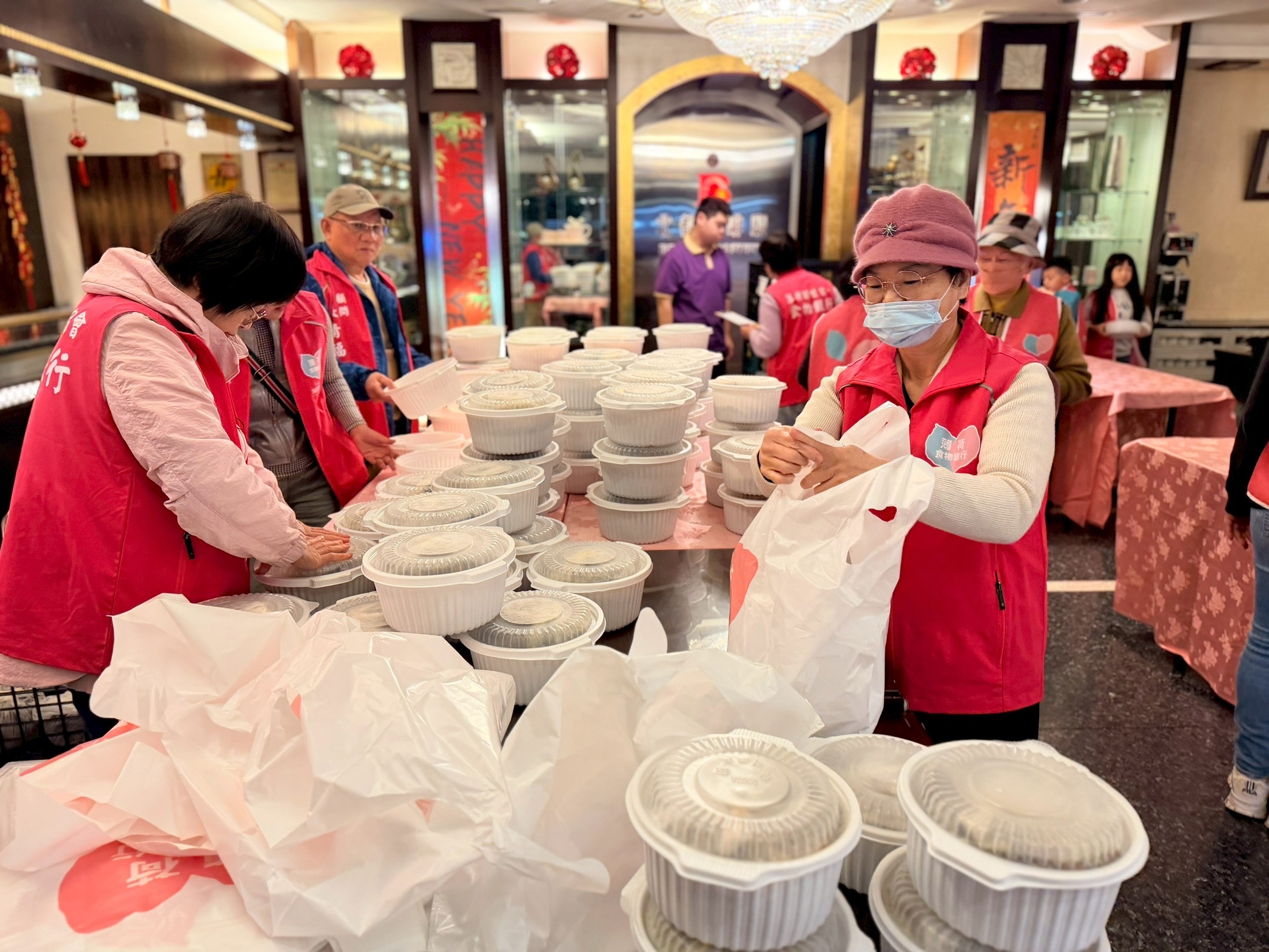 每個家庭都很有秩序地等候發放。