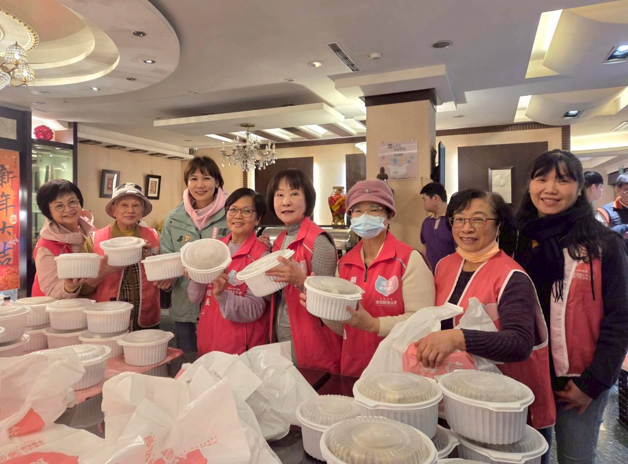 基隆市薄荷關懷協會志工正為弱勢家庭整理年菜。